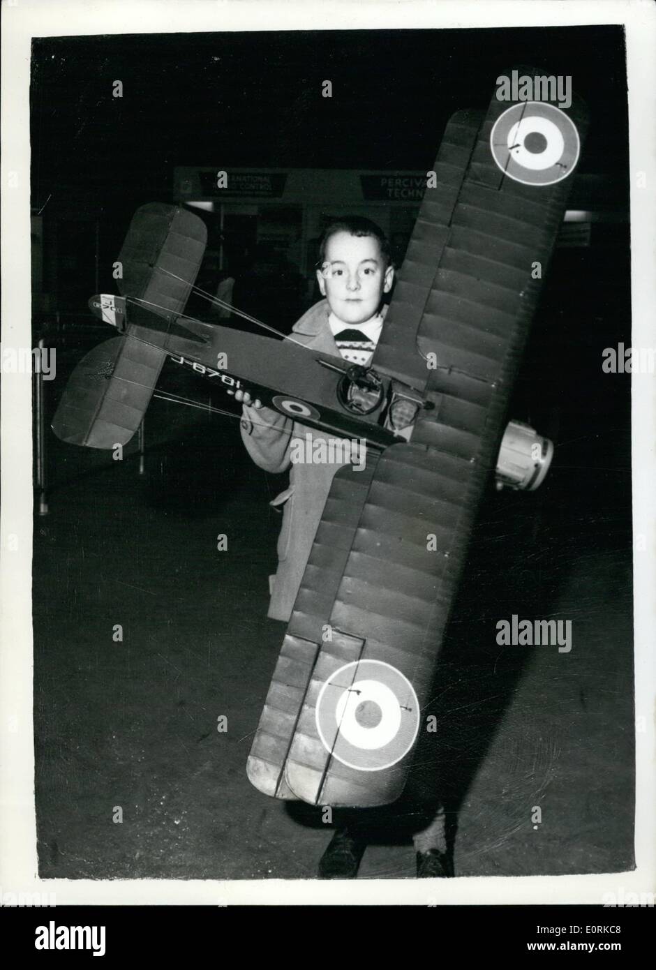 12. Dezember 1959 - Eröffnung. VON THE ENGINEER MODELLSCHAU, HOTO zeigt:-10 Jahre alten ROY MALANI von South Kensington, p Stockfoto