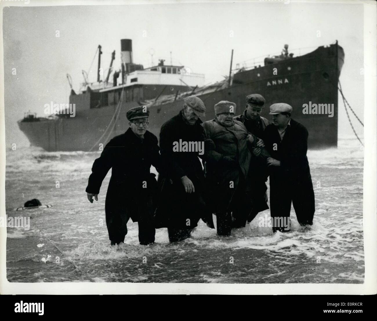 12. Dezember 1959 - ist sein Schiff durch Reithose Boje der Kapitän des beschädigten Frachter abgenommen: Die mutigere Kapitän, der sich weigerte, seine Gale lädierten Schiff zu verlassen, als sie begann, auf der felsigen Küste Aberdennshire aufbrechen war gestern gerettet, er war abgenommen durch Reithose Boje nach 26 Stunden auf dem angeschlagenen finnischen Frachter Anna allein zu bleiben. Kapitän Johan Veurio vereinbart zu verlassen, nur weil er, Weg von den Eigentümern bestellt wurde. Anna, mit 1.400 Tonnen Holz, ging in Montag Nacht Sturm gestrandet. Captain Veurio sah die 17 Mitglieder seiner Crew von Reithose Boje am Dienstag gerettet Stockfoto