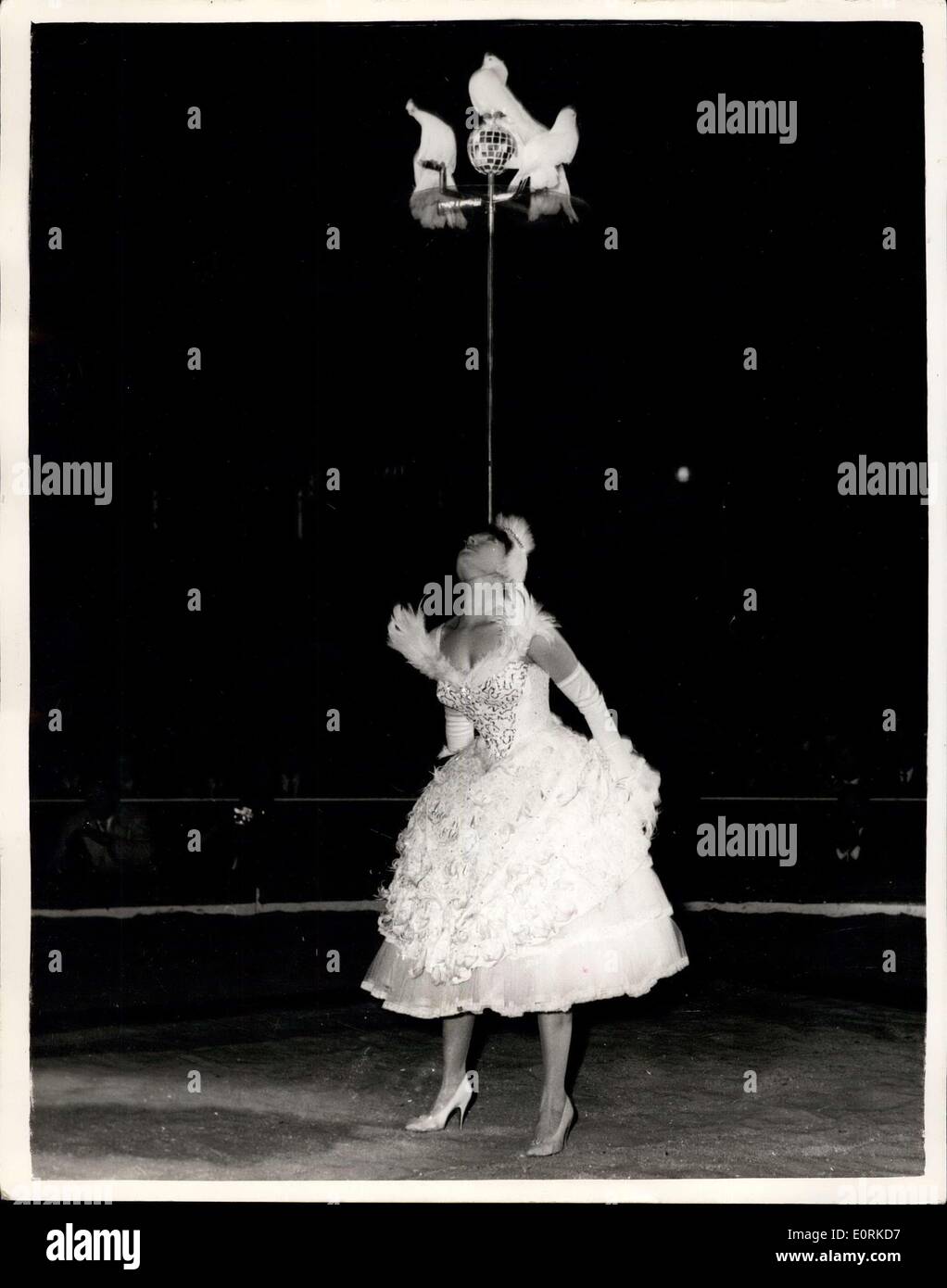 16. Dezember 1959 - Generalprobe von Bertram Mills Circus: Foto zeigt Fabiola und ihre Tauben - beim heutigen Generalprobe bei Olympia von Bertram Mills Circus. Stockfoto