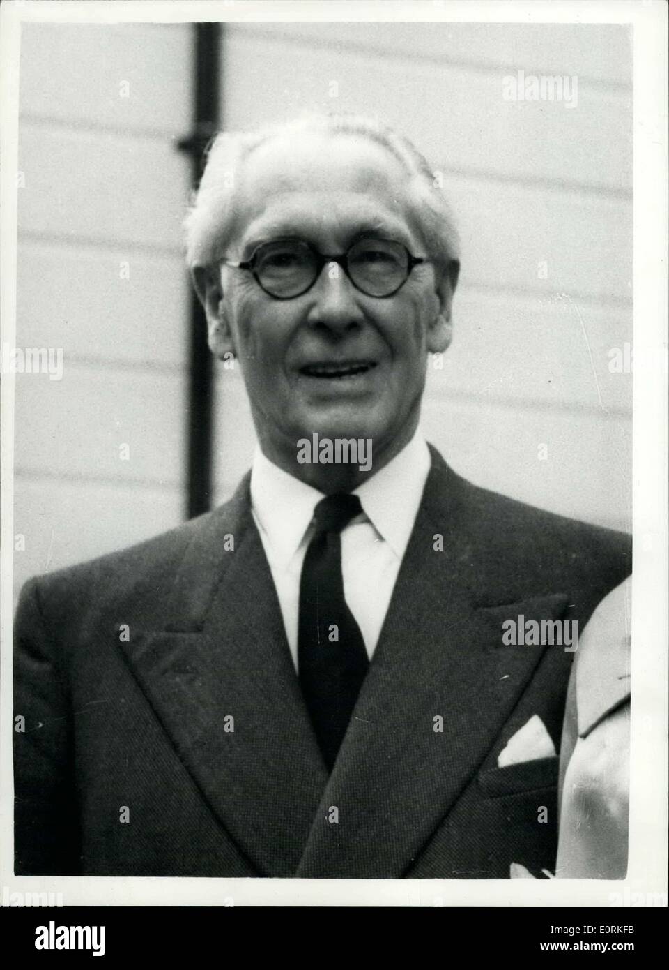 6. November 1959 - 11.06.59 Herr Philip Noel-Baker gewinnt Nobelpreis für Frieden und Verluste Sitz im Schattenkabinett. Es wurde angekündigt, die Herr Philip Noel-Baker einer der ältesten Staatsmänner in der Labour-Partei waren gestern ausgezeichnet £15.000 den Friedensnobelpreis für die Arbeit, die er in diesem Jahr für Frieden und Abrüstung gesetzt hat. Er lernte auch gestern, dass er aus den Schatten Kabinett der Labour Party parlamentarische Partei gewählt wurde, hatte auf die er seit vielen Jahren Mitglied gewesen ist. Herr Philip Noel-Baker ist 70 Jahre alt. Keystone-Fotoshows: Herr Stockfoto 6. November 1959 - 11.06.59 Herr Philip Noel-Baker gewinnt Nobelpreis für Frieden und Verluste Sitz im Schattenkabinett. Es wurde angekündigt, die Herr Philip Noel-Baker einer der ältesten Staatsmänner in der Labour-Partei waren gestern ausgezeichnet £15.000 den Friedensnobelpreis für die Arbeit, die er in diesem Jahr für Frieden und Abrüstung gesetzt hat. Er lernte auch gestern, dass er aus den Schatten Kabinett der Labour Party parlamentarische Partei gewählt wurde, hatte auf die er seit vielen Jahren Mitglied gewesen ist. Herr Philip Noel-Baker ist 70 Jahre alt. Keystone-Fotoshows: Herr Stockfoto