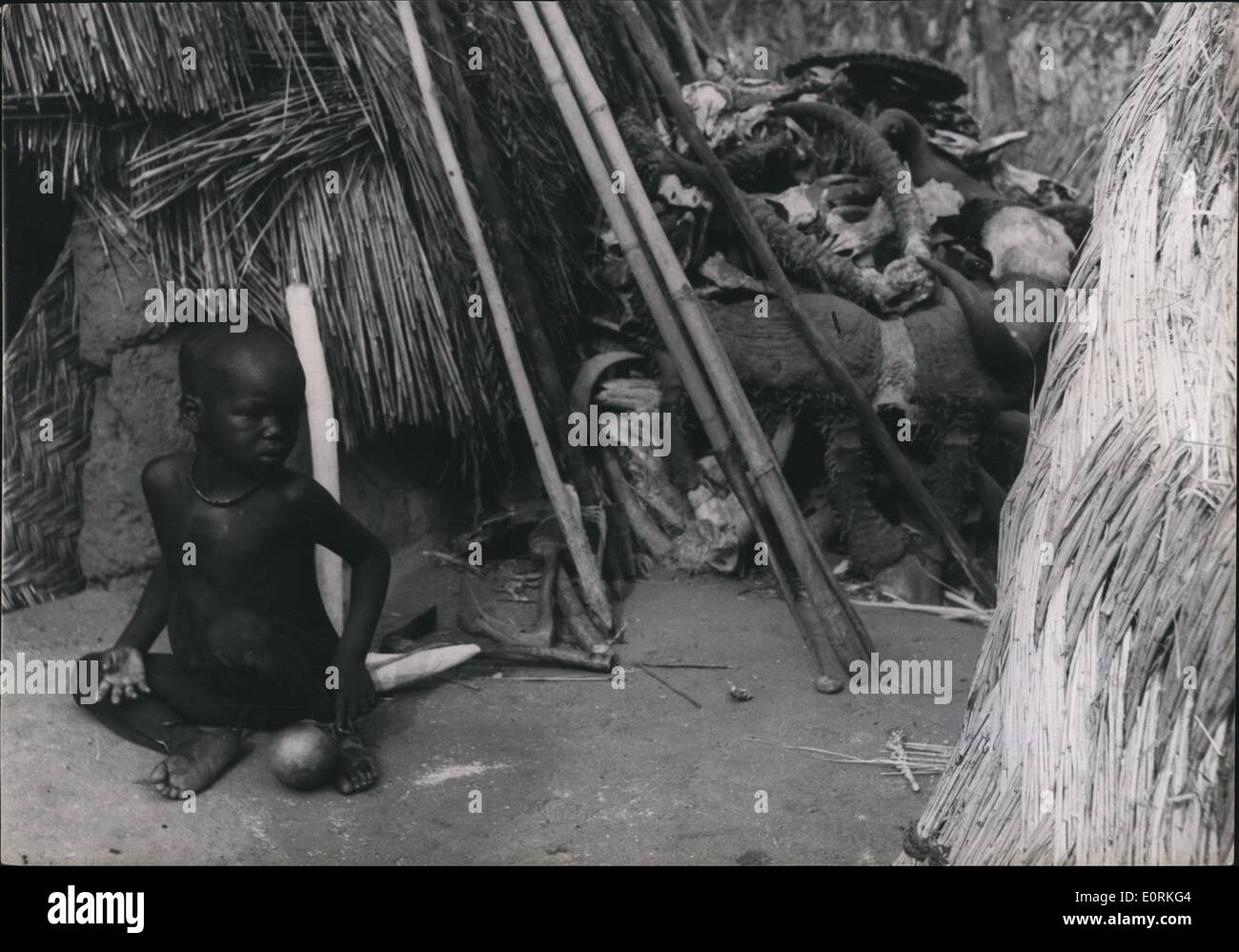 1. Januar 1960 - Schädel und Hörner des Erschlagenen Spiel gestapelt sind zwischen den Jagden der Jäger zum Trocknen der Geruch ist schrecklich, aber Stockfoto