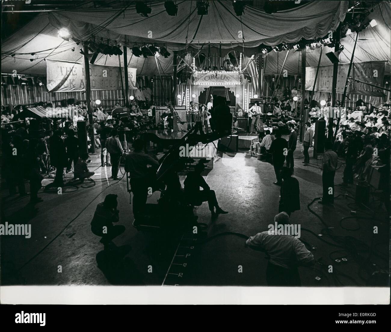 1. Januar 1960 - in den Interntel Studios, Wembley - die Rolling Stones erhalten Sie zusammen mit den meisten der großen Namen in der Popwelt, Film, '' The Rolling Stones Rock and Roll Circus Stockfoto