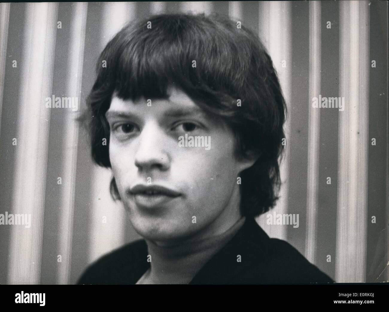 1. Januar 1960 - The Rolling Stones: Dieser Fab Gruppe hat vor kurzem tourte in Deutschland die Polizei hat wiederum Schmollmund in Kraft, die Jungs von ihren schreien zu schützen kreischende Fans. Ihre neuesten hit '' Zufriedenheit '' hat sicherlich sehr zufriedenstellend erwiesen. Bilder zeigen die Gruppe auf Tour in Deutschland. Stockfoto