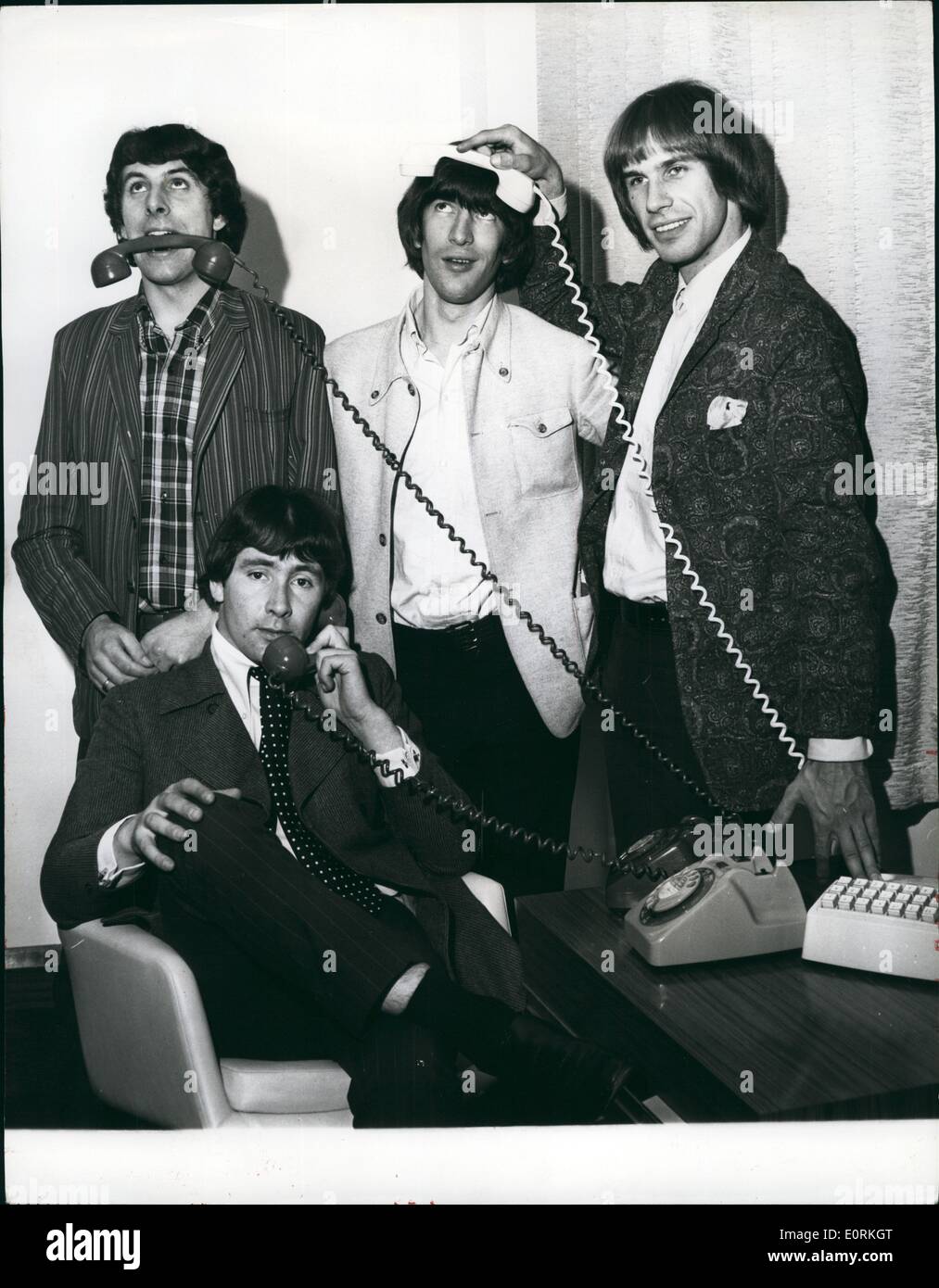 1. Januar 1960 - Troggs Triumph... Erfolg über Nacht wird behauptet, durch fast jede Spitzengruppe, sondern in die Richtung der Troggs es ist wirklich wahr. Die vier Jungs aus Andover waren Cuitely gehen über ihre jeweiligen Jobs als Schreiner, Maurer, Elektro-Ingenieur und Kamera-Techniker auf dem Vorfeld Tag wenn ihr Album '' Wild Thing "wurde veröffentlicht. Und wilde ging die Pop-Experten innerhalb von drei Wochen die Reocrd auf den Spitzenplätzen der Top Twenty von einem musikalischen Diagramm und Nr. 2 in den anderen. Erfolg in Amerika, Deutschland und Schweden folgten Stockfoto