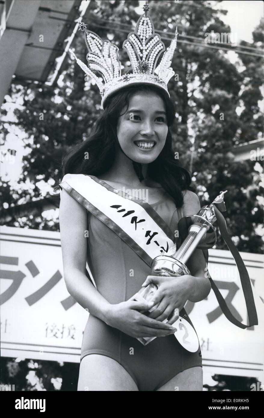 1. Januar 1960 - Sieg Lächeln: nach dem Abwischen entfernt ihre Tränen der Freude an der "Miss Air France'' Midori Kamada a 16-Year-Old gewählt wird Stockfoto
