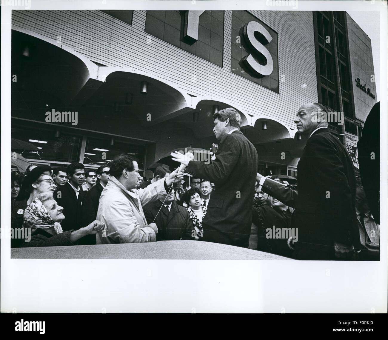 1. Januar 1960 - Robert F. Kennedy & Jacob Javits vor Mays Kaufhaus, 14th Street New York Wahlkampf 1964. Stockfoto