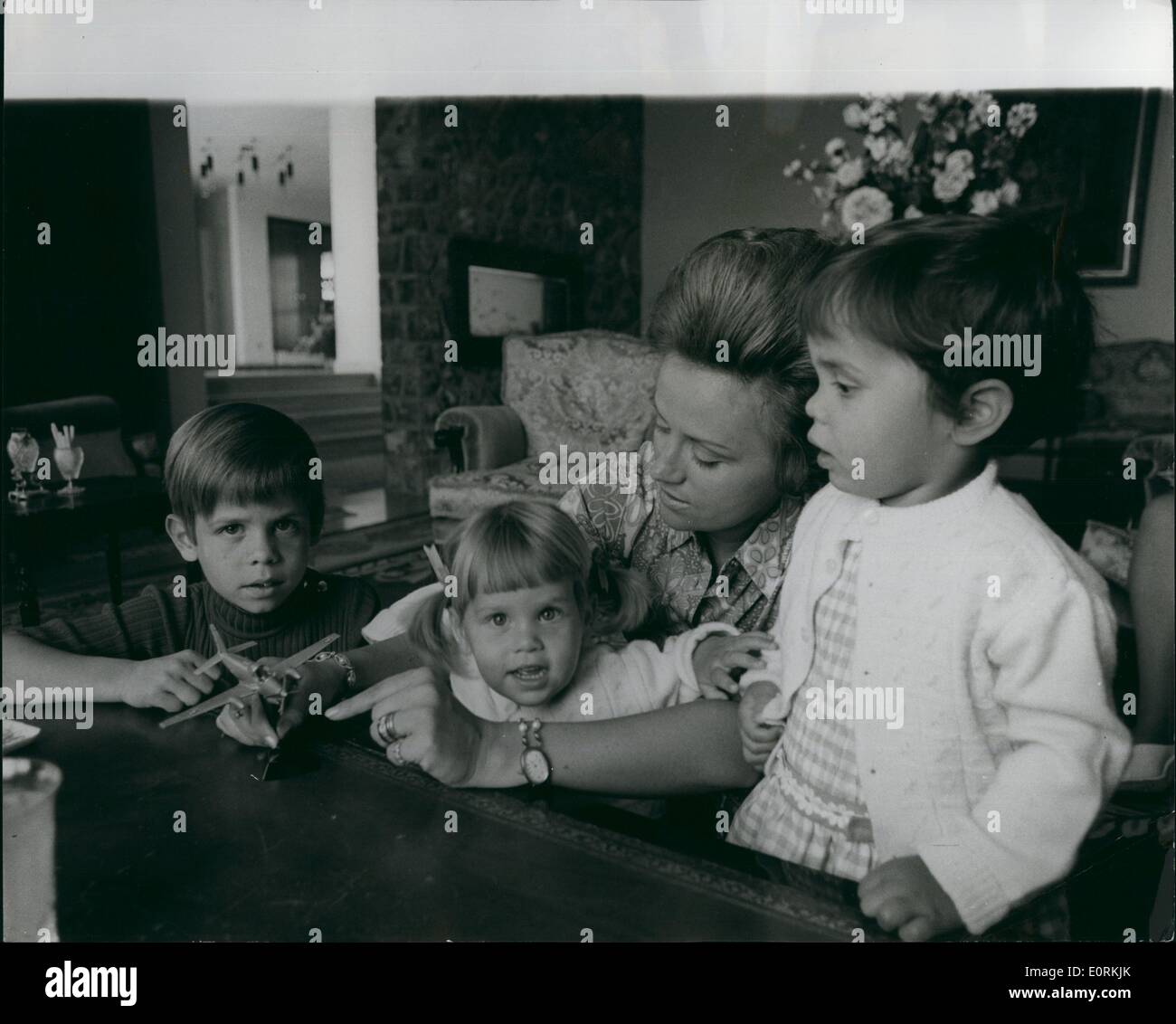 1. Januar 1960 - Jordaniens königliche Familie zu Hause: wenn seine Dienstpflichten nicht beteiligt, König Hussein von Jordanien entspannt mit seiner Frau, Prinzessin Muna und ihre Kinder, Prinz Feisal, 6, und zwei Jahre alten Zwillingstöchter, Prinzessin Zein und Prinzessin Aisha, an das Haus außerhalb von Amman, wo sie eine entspannteste und glückliche Leben leben. Foto zeigt sechs Jahre alte Prinz Feisal, wer ist verrückt nach Flugzeugen, bringt das Muster, die er in seinem Zimmer, von seiner Mutter zu bewundern Herstellung beendet hatte, Prinzessin Muna und Zwillingsschwestern Prinzessin Aisha und Prinzessin Zein (links) Stockfoto