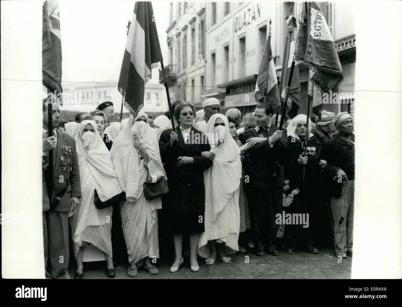 1. Januar 1960 - Revolte In Algier OPS:-europäischen und ein paar verschleierte Frauen, die an der Demonstration unterstützen die Aufständischen gestern gesehen wurden. Stockfoto