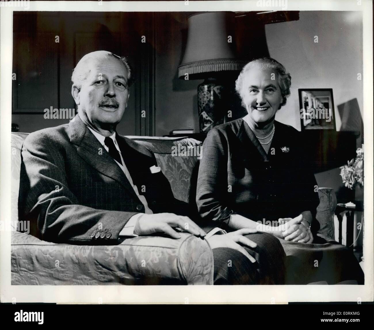 1. Januar 1960 - afrikanischen Besucher: Ein neues Bild von Premierminister Harold Macmillan und seine Frau, Lady Dorothy Macmillan, in ihren offiziellen Wohnsitz, Nr. 10 Downing Street, London. Lady Dorothy links ist gerahmte Porträt von Präsident Dwight d. Eisenhower und Herr Macmillan im Weißen Haus im Jahr 1958. Es wurde vom Präsidenten der Premier präsentiert. Herr Macmillan und Lady Dorothy haben gerade begonnen auf einer einmonatigen Tour durch Afrika gehören Besuche in Ghana, Nigeria, Rhodesien und Njassaland, Süd, Süd-Afrika und Bechuansland. Swaziland und Basutoland Stockfoto