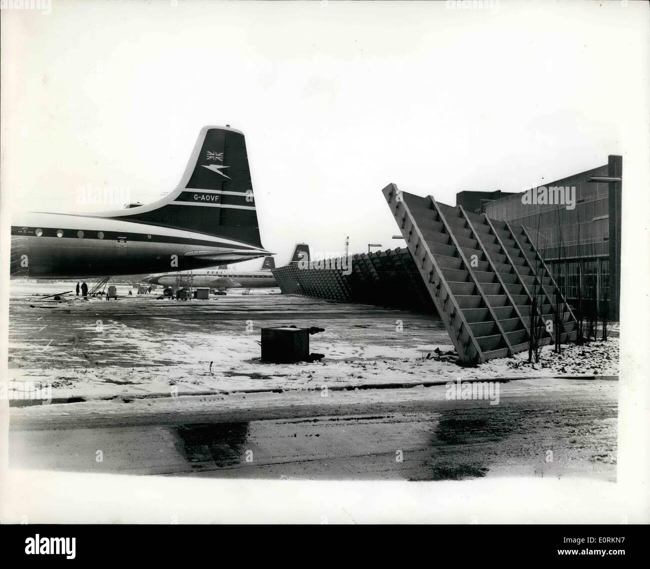 1. Januar 1960 - einzigartige Blast Set Up am Flughafen London: Ein Knall-Bildschirm in Fertigbeton, 1000 ft lang und 12 Fuß 6 Zoll hoch, wurde errichteten Bereich und für B.O.A.C., die Luft nach oben zu besiegen, wenn Motoren geprüft sind errichtet worden. so verhindert Gefahr für Fahrzeuge auf der Premiere gestern. Foto zeigt View des Bildschirms neue Explosion auf Londoner Flughäfen. Stockfoto