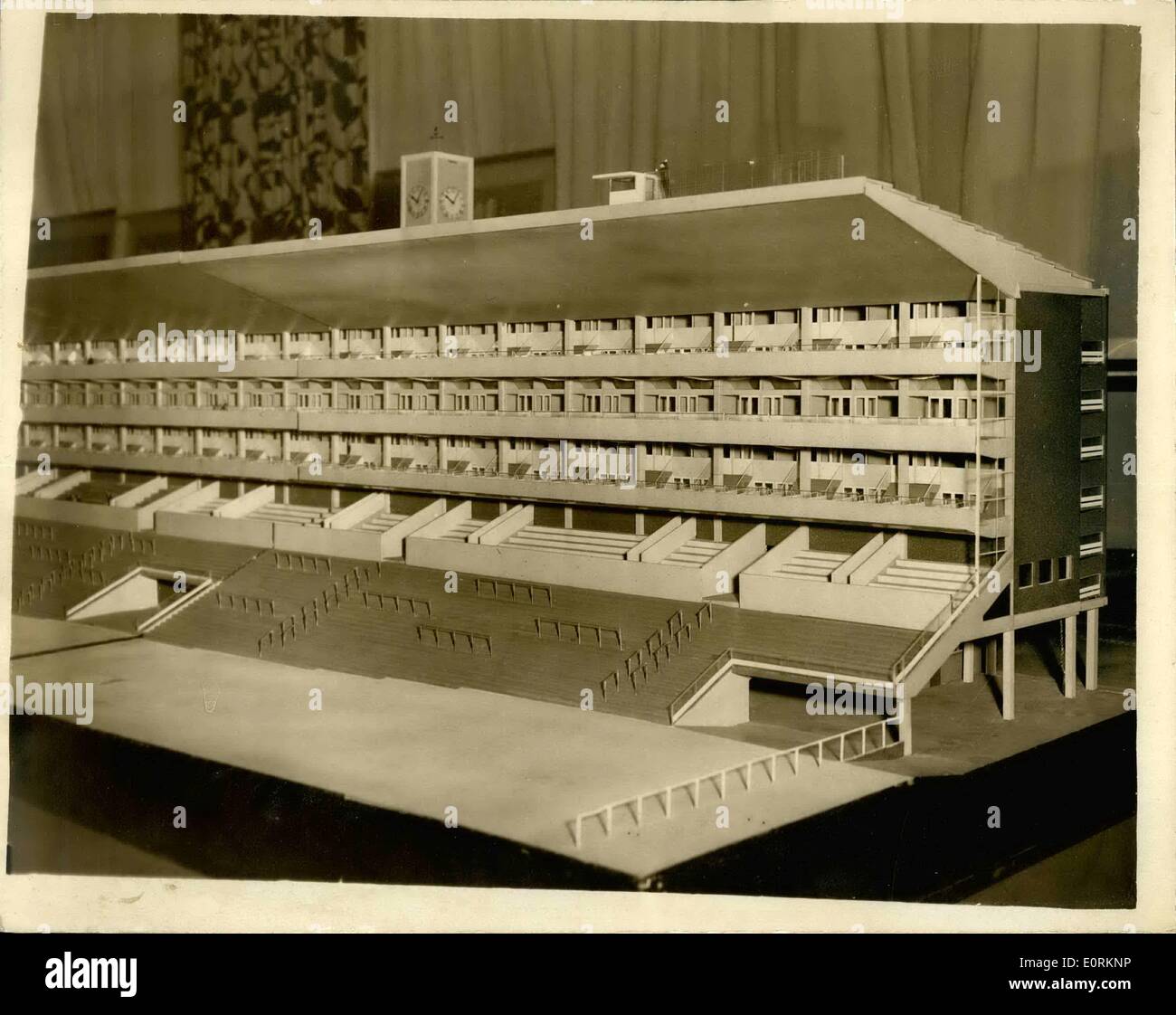 1. Januar 1960 - Modell der neuen Tattersall Stand in Ascot zu sehen; Das Modell der neuen Tattersall Stand, Ascot, war heute in einer Pressekonferenz in den Geschäftsräumen von George Wimpey & Co. Ltd, Hammersmith zu sehen. Die neue Tattersall Stand wird 560 ft aus dem Royal Ascot-Gehäuse auf dem West-Ring-Gehäuse im Osten ausdehnen und stellen stark erhöhte überdachten Unterkunft und allgemeine Annehmlichkeit für ca. 13,00 Menschen, davon 8.000 alten freien Zugang zu einer Terrasse Schritte schräg oben aus dem Rasen bis zu einer Höhe ausreicht, um einen klaren Überblick über die gesamte Strecke zu geben haben Stockfoto