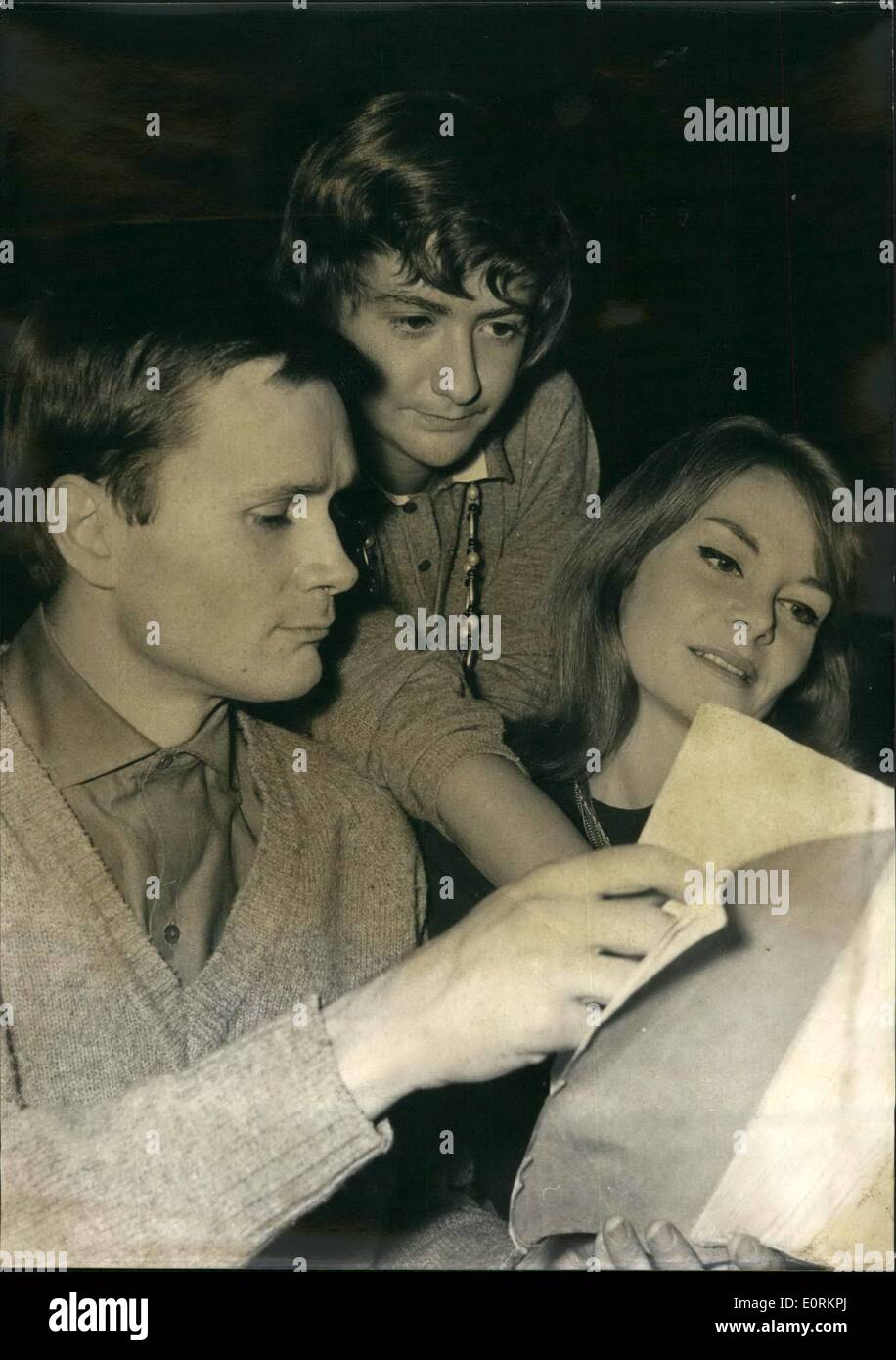 1. Januar 1960 - Francoise Sagans neuen Komödie inszeniert, im Atelier; Proben von '' Un Chateau de Suede'' (ein Schloss in Schweden "), eine Komödie von Francoise Sagan, haben begonnen, am Theater de L'Atelier, Paris. Foto zeigt Francoise Sagan (Mitte) mit den beiden Schauspielern, die Hauptrolle in dem Stück; Roger Pelletier und Françoise Brion. Stockfoto