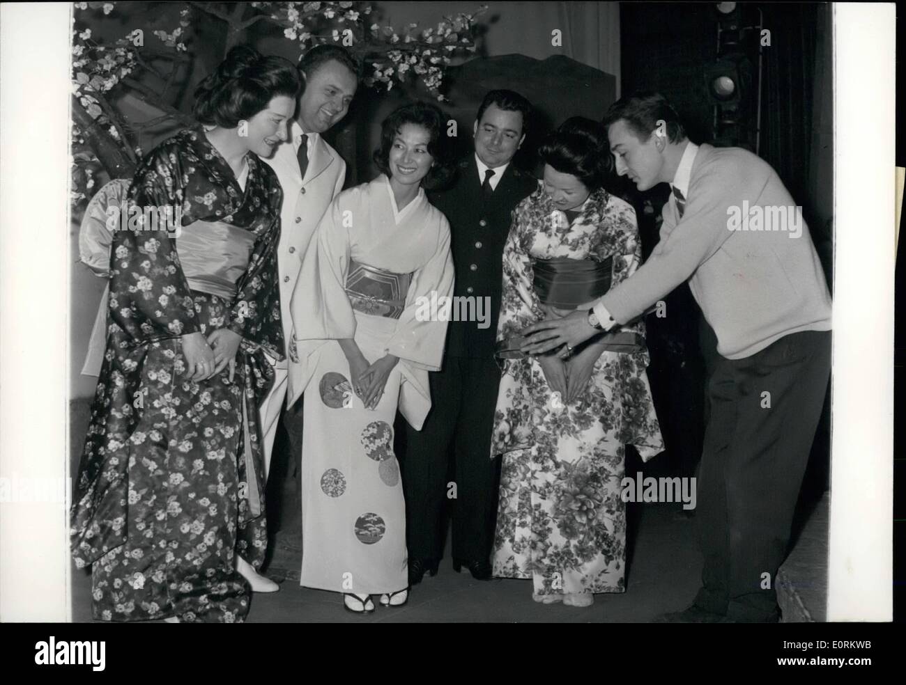 1. Januar 1960 - japanische Schauspielerin als "Technischer Berater" für "Madame Butterfly": Keiko Kishi, der berühmten japanischen Bildschirm Stern, Ehefrau des französischen Regisseur Yves Ciampi, wurde eingeladen, um als "technischer Berater '' zu handeln, für die Kostüme und das Lager für die I.ooth Leistung von"Madame Butterfly", Puccinis berühmte Oper an der Opera Comique am 23. Januar eingeräumt. Foto zeigt Keiko Kishi mit den führenden Sängern von der Opera-Comique. Von links nach rechts Berthe Monmart, Pierre Fleta, Keiko Kishi, Alain Vanzo, alles Sabran und j.j. Brothier, Stadium Direktor. Stockfoto