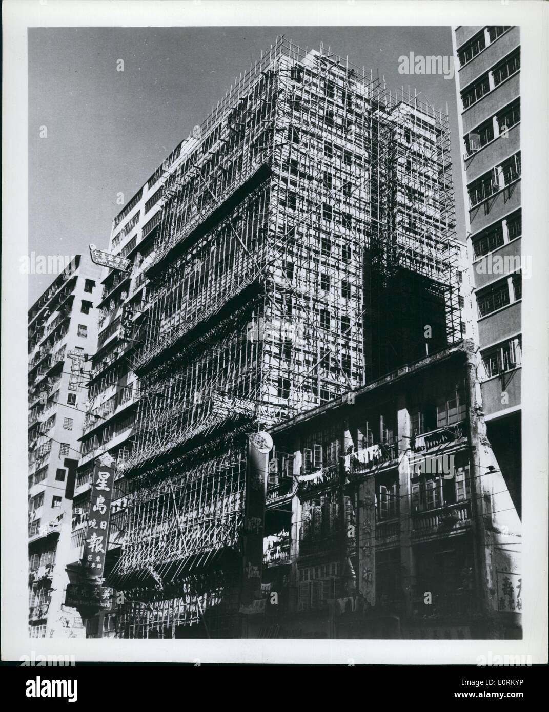 1. Januar 1960 - hier wie--ein Bambus-Gerüst deckt ein neues Gebäude an der Hong Kong Nathan Road steigen. Zu diesem Zweck stärker als Stahl zu beweisen, ist die ungewöhnliche Methode populäres in der britischen Kronkolonie. Stockfoto