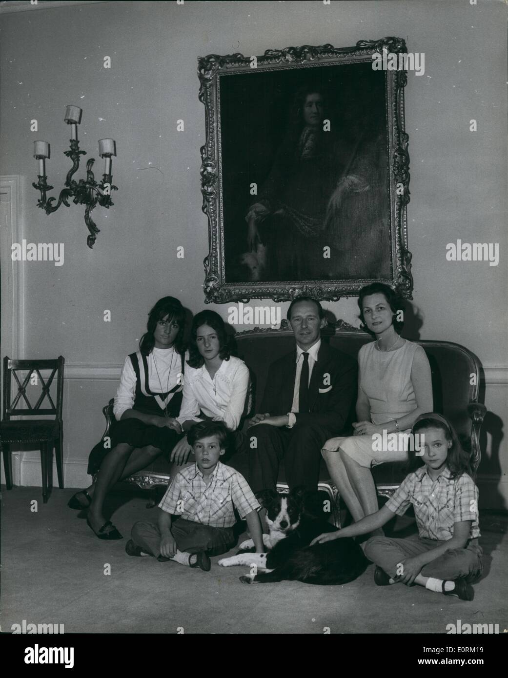 1. Januar 1960 - Familiengruppe, die Ormsby Gores unter einem Bild von Kholer eines der Familie Vorfahr, Sir Robert Owen. Mr. und Mrs Ormsby Gore mit von links nach rechts, Jane, im Alter von 18 und Victoria, 14, und auf dem Boden, Francis, im Alter von 7 und 9 Alice. Stockfoto