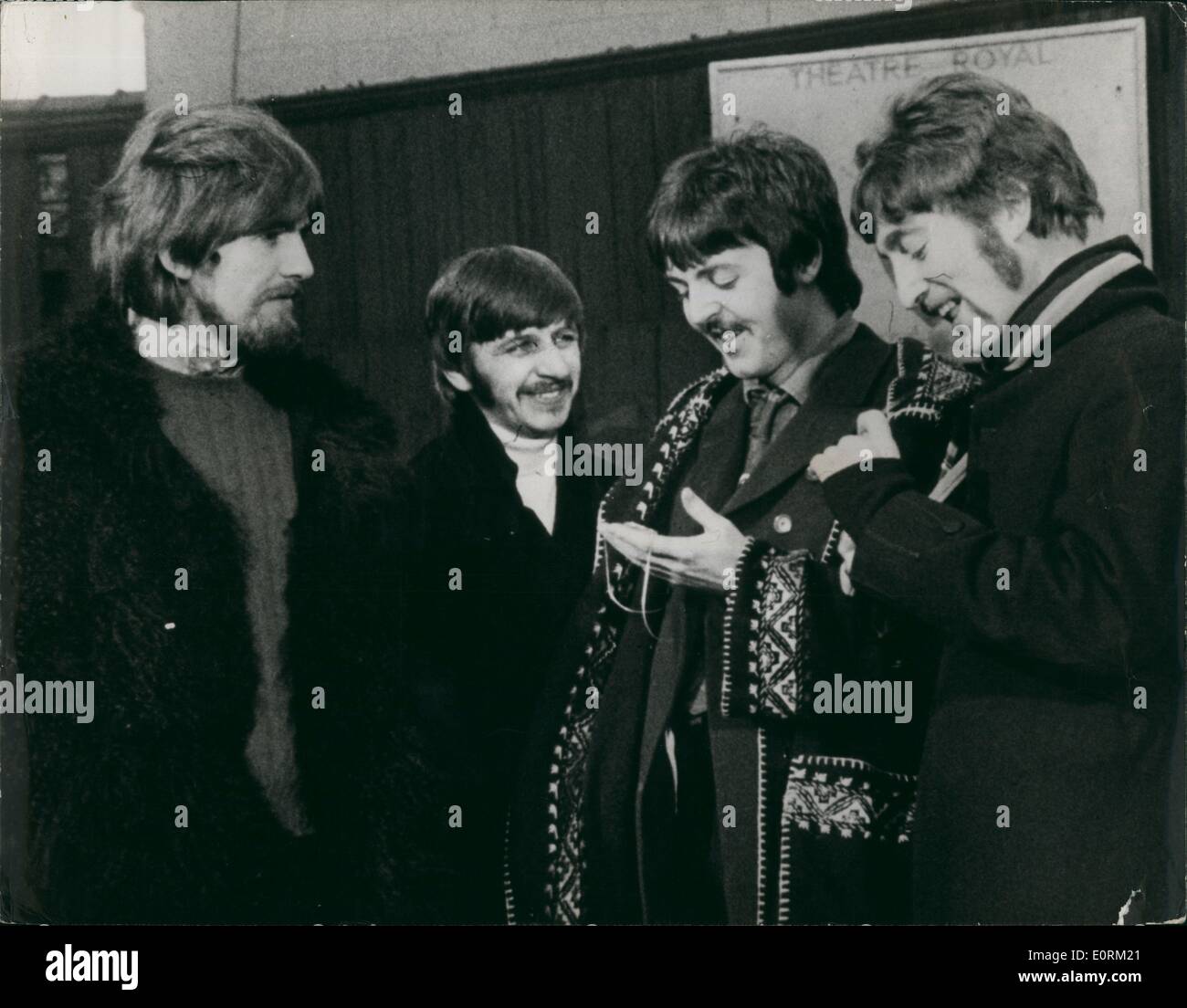 1. Januar 1960 - was es dann ist?:. Paulus und Johannes, die Spaß mit ihrer Stoppuhren während George und Ringo-Uhr. Stockfoto