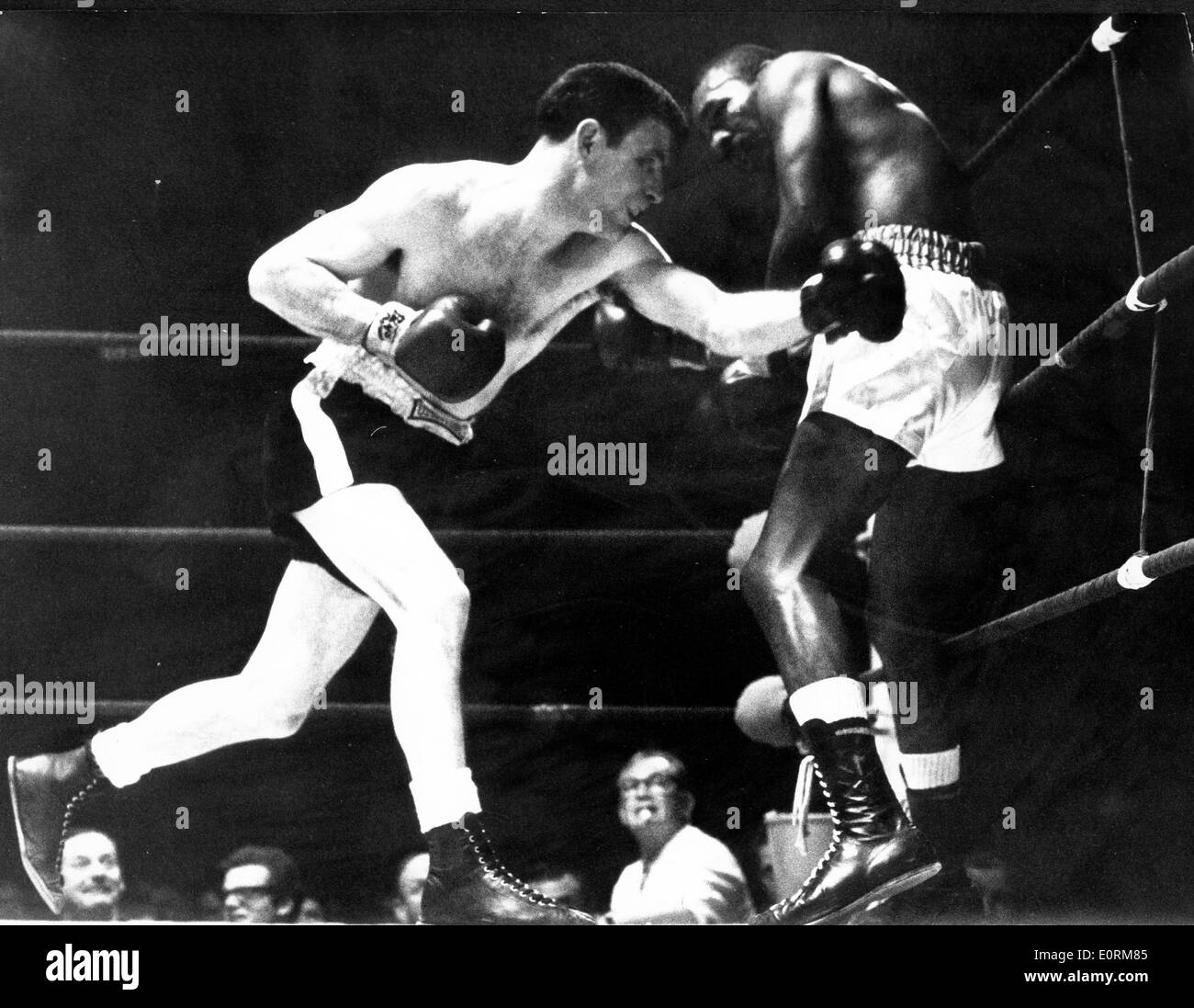 1. Januar 1960 - Datei Foto: ca. 1960er Jahre, Ort unbekannt. BRIAN CURVIS war ein Boxer aus Swansea, Wales, der von 1959 bis 1966 tätig war. Er kämpfte als im Weltergewicht, werden britische Weltmeister im Weltergewicht in 1960. Er zog sich als ungeschlagene Champion und ist die einzige im Weltergewicht, zwei Lonsdale Gürtel geradezu gewonnen zu haben. Die vier Niederlagen in seiner beruflichen Laufbahn waren alle für ausländische Boxer; Er wurde nie von einem britischen Boxer geschlagen. Stockfoto