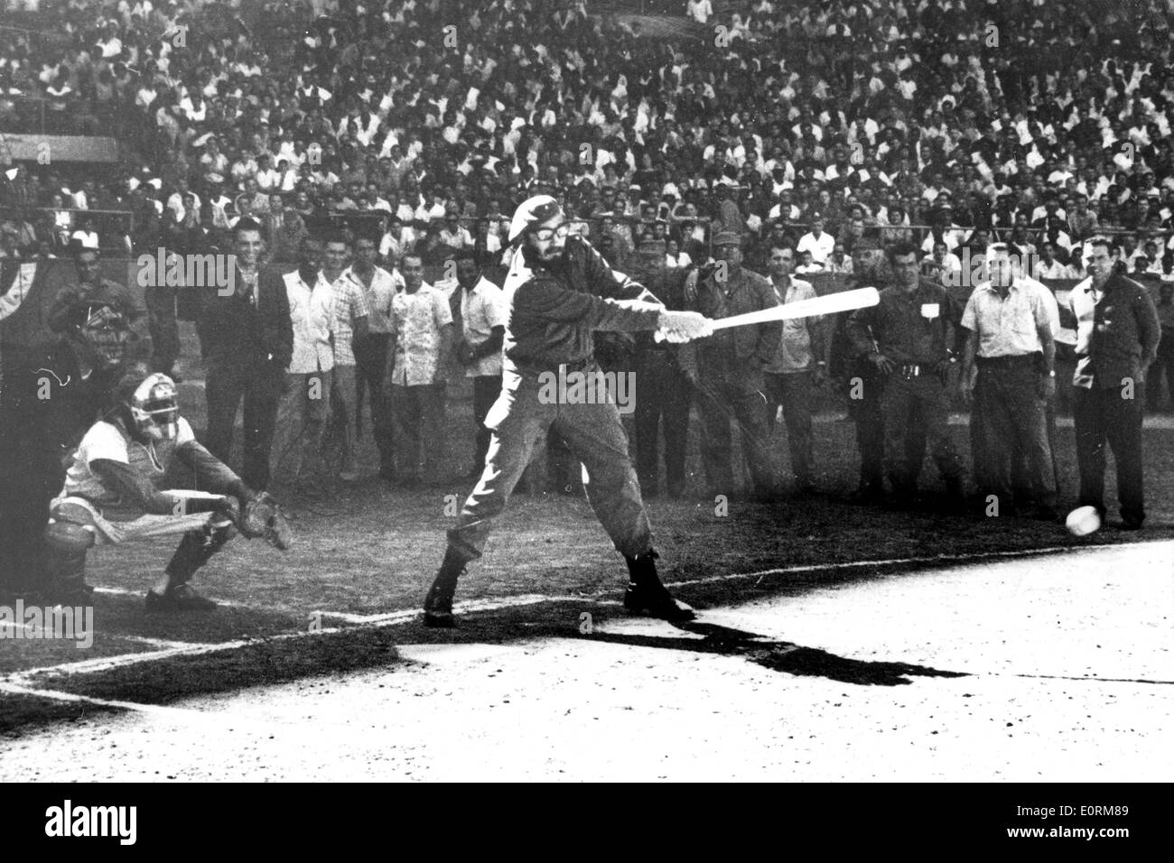 1. Januar 1960 - Havanna, Kuba - Datei Foto: ca. 1960er Jahre. FIDEL CASTRO Baseball zu spielen. FIDEL ALEJANDRO CASTRO RUIZ, geboren August Stockfoto