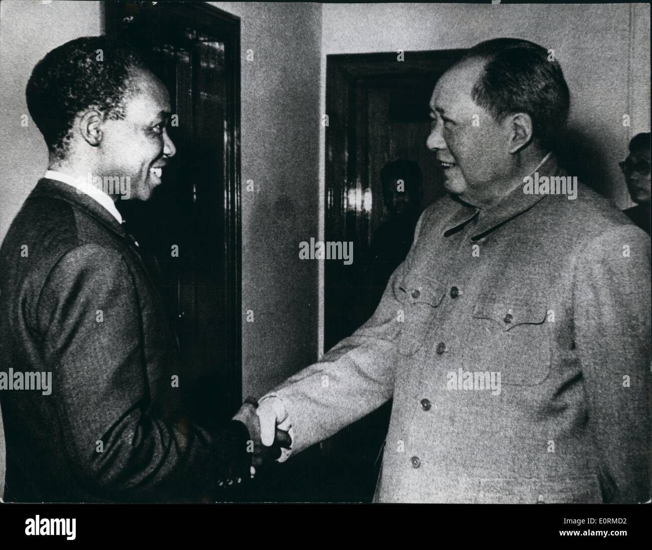 1. Januar 1960 - grüßt chinesischer Führer Mao Tse Tung Präsident Julius K. Nyerere von Tanzania in Peking. Präsident Nyerere ging zur chinesischen Hauptstadt zu Tansania/Zambia Railway Linie Projekt zum Abschluss zu bringen. Kredit: Camerapix Stockfoto