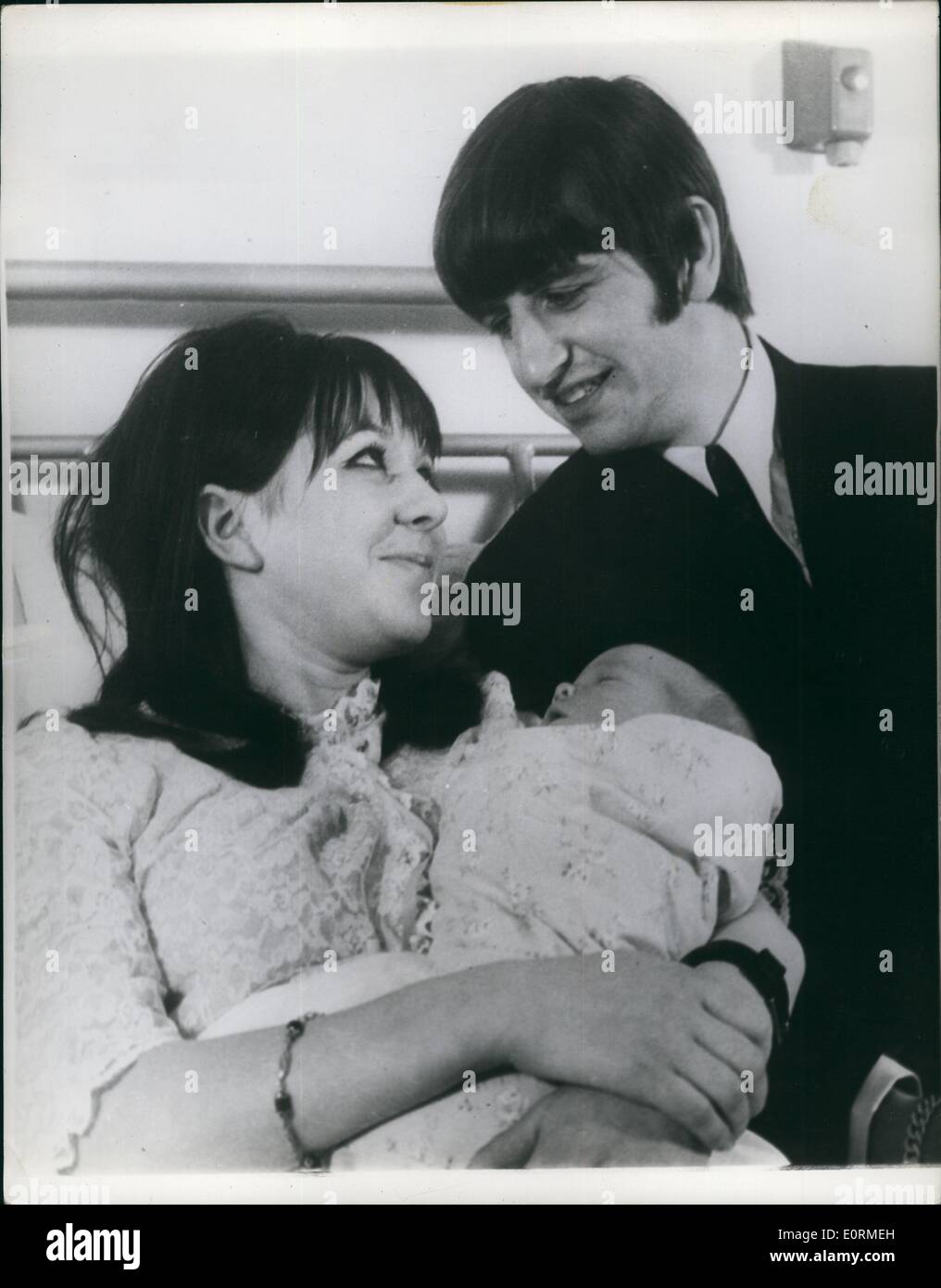 1. Januar 1960 - Ringos Baby Schnee: Fond Blicke zwischen Beatle Ringo Starr und seine 19-jährige Maureen, mit ihrem neuen Baby '' Zak'' m, bei Königin Charlotte Entbindungsklinik gesehen. '' Zak'' - Namen gewählt, weil Ringo und Maureen Cowboy-Geschichten wurde am 14. September geboren. Stockfoto