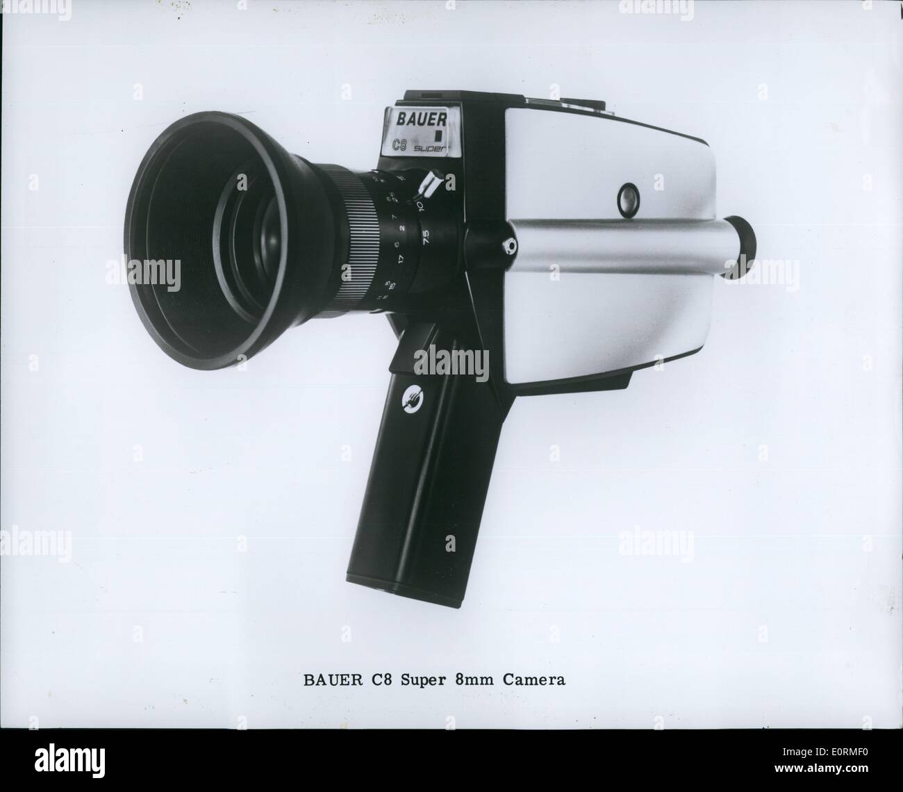 1. Januar 1960 - ist The Bauer C8 ein 8:1 (7,5-60 mm-Objektiv)-Zoom-Kamera mit Geschwindigkeiten von 9/18/24/36 fps und Einzelbild ausgeführt. Der Bauer C6 ist 6:1 (8-48 mm-Objektiv) zoom mit fließendem Sppeds 18.09.36 fps und Einzelbild. Darüber hinaus verfügen die Modelle C6 und C8 Bauers einzigartige Double0Vane Belichtungssteuerung erlaubt alles Licht aus dem Thema Film hinzufügen, um die Fähigkeit der Kamera schießen erreichen reduzierten Lichtverhältnissen ist. Der Bauer C4 ist ein 4:1-Zoom (9-36mm) und hat mit Geschwindigkeiten von 18/36 fps und Einzelbild. Vorgeschlagen behalten Preise sind der Bauer C4, 99,95; der Bauer C6, 99,95; der Bauer C8, 69 Stockfoto