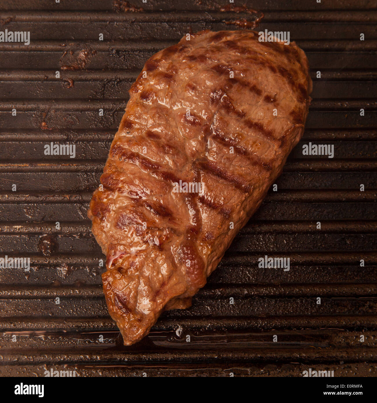Pferd Fleisch Steak Kochen auf einem Backblech. Stockfoto