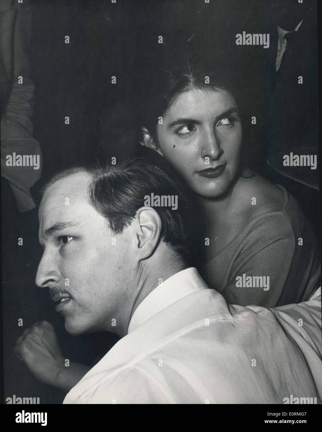 1. Januar 1960 - At The America An Club: ihre erstenmal: dieses Paar haben noch nie hier gewesen nie dergleichen zuvor gesehen, seine Atmosphäre ist faszinierend, sie einverstanden sind, aber sie bevorzugen die eher orthodoxen Jazzclub. Stockfoto