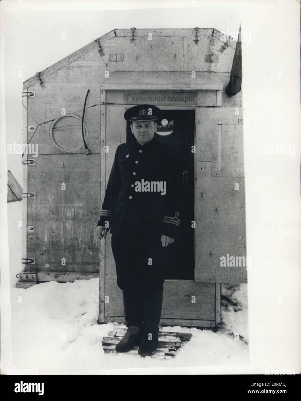 1. Januar 1960 - Nordpol - 6 driften wissenschaftliche station: das Personal des Nordpols - 6 Drifting wissenschaftliche Station, die von der sowjetischen eingerichtet wurde, Durchführung von Wetterbeobachtungen, die oberen Schichten der Atmosphäre zu studieren und, hydrologischen Untersuchungen die Ergebnisse der Beobachtungen werden täglich kommuniziert mit dem Festland per Funk. In den ersten vier Monaten aufgebaut war der Eisscholle auf dem Bahnhof mehr als 340 Kilometer liegt ca. 75 Kilometer. Die Lager der Station sind 74 53' nördlicher Breite und etwa 182 östlicher Länge Stockfoto