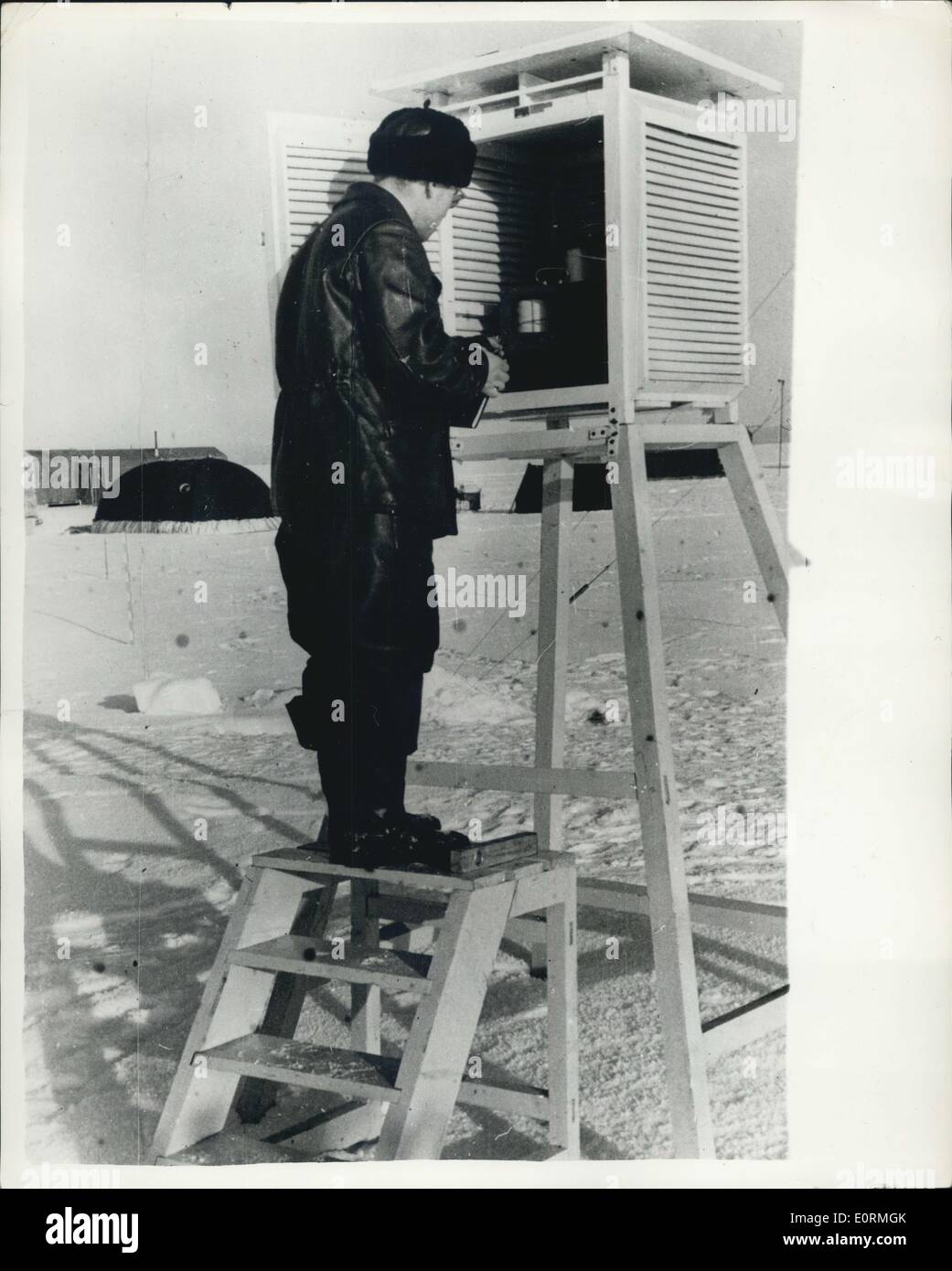 1. Januar 1960 - Nordpol - 6 driften wissenschaftliche station: das Personal des Nordpols - 6 Drifting wissenschaftliche Station, die von der sowjetischen eingerichtet wurde, Durchführung von Wetterbeobachtungen, die oberen Schichten der Atmosphäre zu studieren und, hydrologischen Untersuchungen die Ergebnisse der Beobachtungen werden täglich kommuniziert mit dem Festland per Funk. In den ersten vier Monaten aufgebaut war der Eisscholle auf dem Bahnhof mehr als 340 Kilometer liegt ca. 75 Kilometer. Die Lager der Station sind 74 53' nördlicher Breite und etwa 182 östlicher Länge Stockfoto