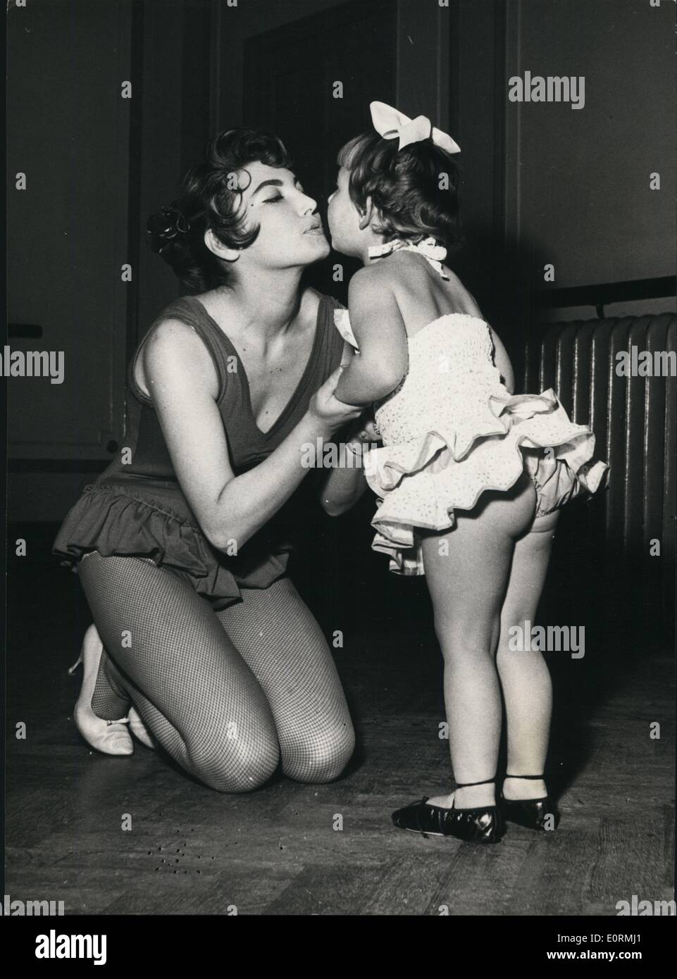 1. Januar 1960 - The Dancers Kuß.: Ein '' gut gemacht '' Kuss von Betty Lebeau für die 21/2 jährige Tochter Candy, nachdem sie gegangen ist Stockfoto