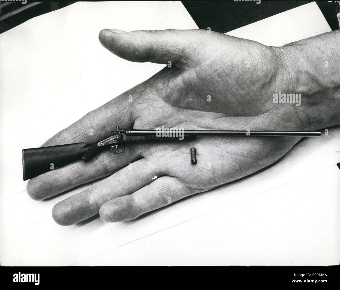 1. Januar 1960 - Purdey Mini-Pistole mit einer speziell angefertigten Patrone, die tatsächlich ausgelöst werden kann: Es ist der weltweit kleinste Stockfoto