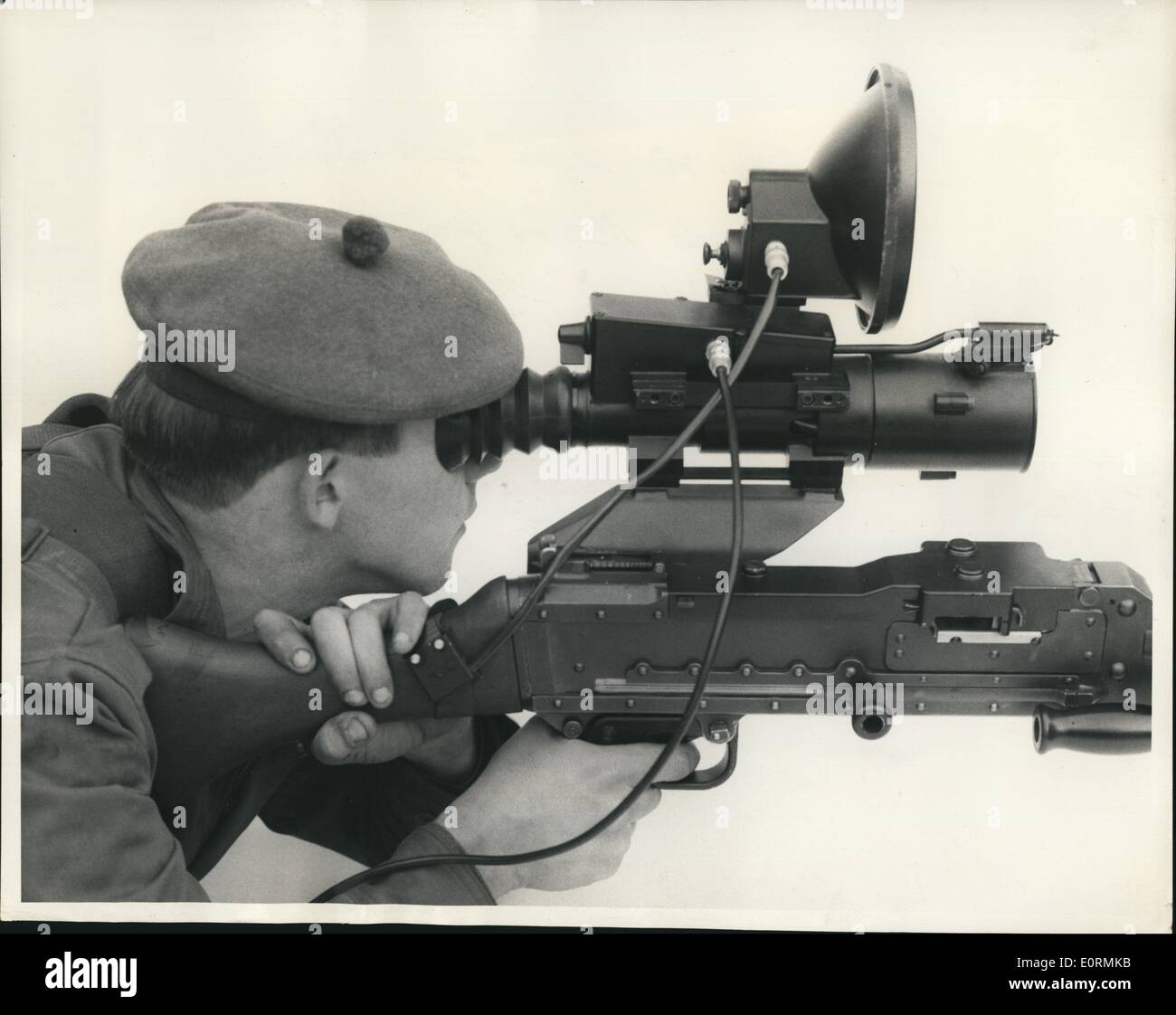 1. Januar 1960 - Infrarot-Sehenswürdigkeiten für die Armee selbst Laden Gewehre: viele neue automatische Geräte sind von der britischen Armee der Zukunft inkl. Infrarot-Waffe Sehenswürdigkeiten verwendet werden, die einen Mann sein Ziel in der Wark 150 Yards entfernt treffen können - selbst - angetrieben Kanonen, die schwimmen können, Flüsse und Roboter Spione in Form von 13 1/2 Fuß lange stubby geflügelten Drohnen, die bei Tag oder bei Nacht fotografieren kannst. Es trägt noch oder live-Kameras Stockfoto