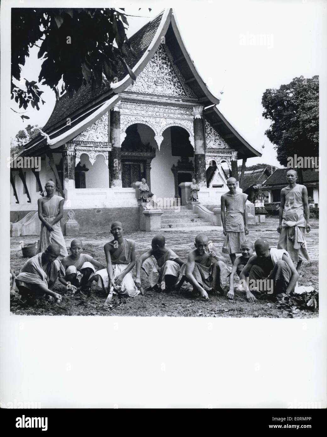 1. Januar 1960 - Laos buddhistische Mönche vor ihren Tempel in Luang Prabang. Buddhismus ist die offizielle Religion in Laos und in die meisten orthodoxen Form praktiziert wird. Mehr als die Hälfte der Bevölkerung, jedoch sind Stammes-Leute, von die viele Animisten sind, einige wenige Christen. (genaues Datum unbekannt) Stockfoto