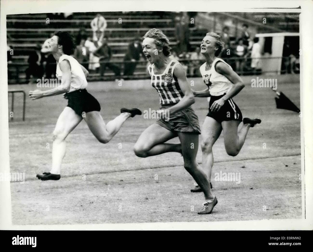 3. März 1960 - gründet australische Olympiasieger Hetty Cutheert neue 60-Meter-Weltrekord; In windigen trostlosen Bedingungen, Datensätze in Hülle und Fülle ging durch den Vorstand und andere wurden erreicht, am letzten Tag von New South Wales Frauen Athletic Championships im Sydney Sports ground am vergangenen Samstag Februar 27.. Richten Sie auf einem durchweichten Feld, australische Olympiasieger, die eine neue 60 m-Weltrekordzeit von 7,2 Sekunden, so Zuschneiden einer Sekunde Rückstand auf Polens Stella Walsh Weltzeit von 7,3 Sekunden, Hetty Cutheert einrichten ein, 1933 Stockfoto