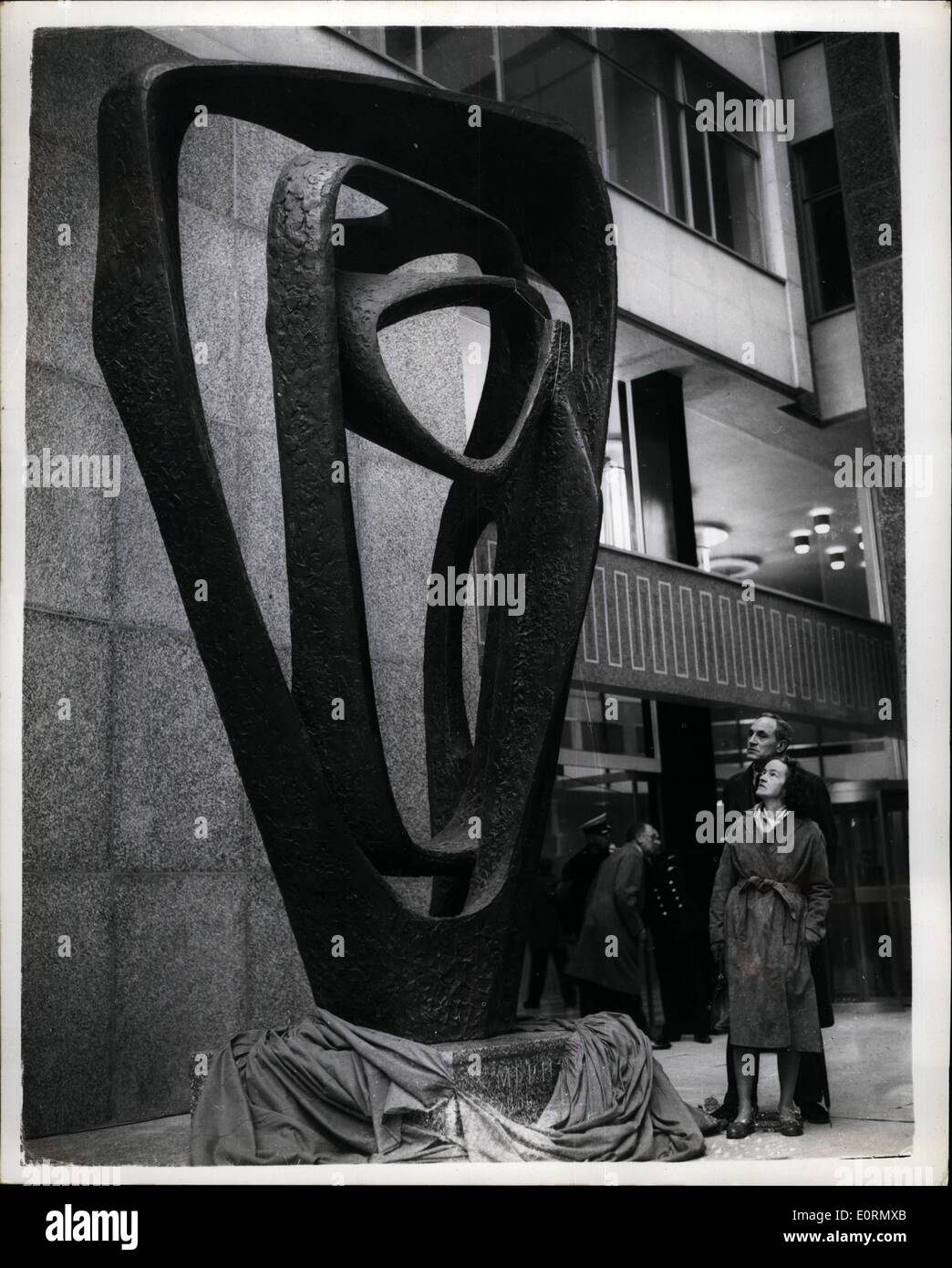 3. März 1960 - Meridian die 15 Fuß hohen Skulptur von Barbara Hepworth ist auf enthüllt Statue Haus.: Sir Philip Hendy, der Direktor der Nationalgalerie, enthüllt heute Meridian, die größte jemals Skulptur erstellt von Barbara Hepworth, C.B.E. Es steht vor einer der Londoner Hauptsitz Entwicklungen, die sechzehn Stockwerke Statue Haus in high Holborn, London W.C. Miss Hepworth, der den Major Award bei der 1959Seo Paulo Biennale erhielt, arbeitete für vier-und-einhälfte Monate auf Meridian in ihrem St. Ives Studio. Der Gipsverband wog 27 cwt Stockfoto
