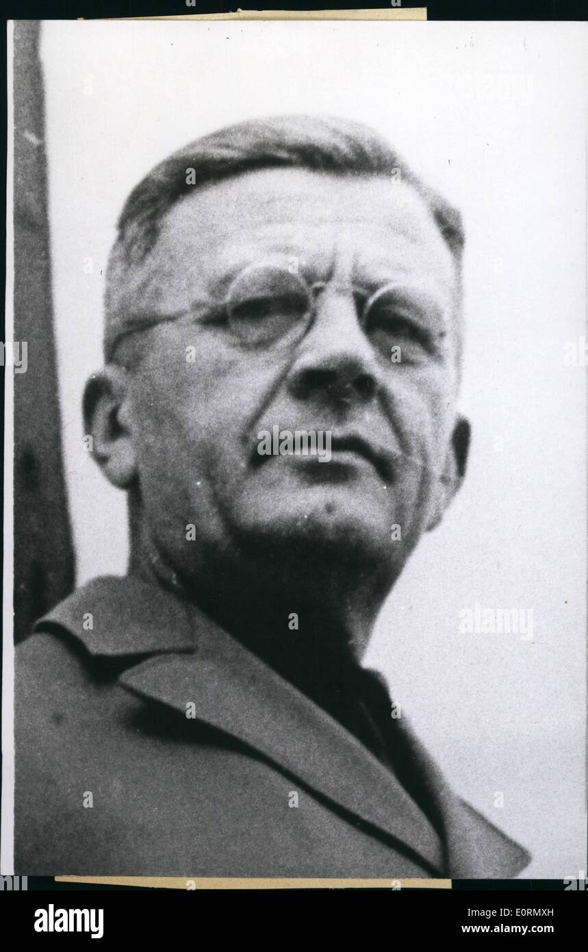 3. März 1960 - Anklage gegen Rücken-Zelewski: der Anklageschrift gegen 61 Jahre alte ehemalige SS-Führer und General der bewaffneten SS, Erich von Dem Bach-Zelewski (Erich Von Dem Rücken-Zelewski) ist nun fertig und auf dem Nürnberger Gerichtshof übergeben. -Zum Zeitpunkt der '' Rohm Bereitschaftspolizei '' im Juli 1934 - bestellt haben die Dreharbeiten des SS-Führers Anton von Hohberg-Buchwald (Anton Von Hohberg-Buchwald) ist von Dem Bach-Zelewski vorgeworfen. Bach - Zelewski in Haft 1 1/4 Jahr seit. Foto zeigt die Beschuldigten Eric von Dem Bach-Zelewski Stockfoto