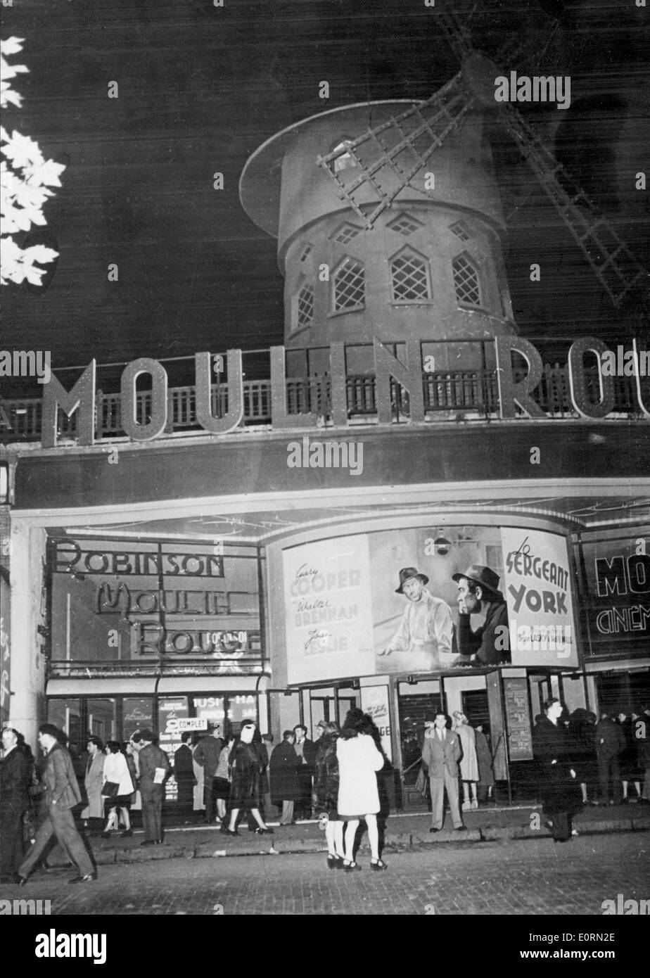 1. Januar 1960 - Paris, Frankreich - weltberühmte Moulin Rouge Kabarett, von Toulouse-Lautrec verewigt ist in Montmartre, der einzige Ort in Paris gelegen finden Sie das wahre können can. Das Moulin Rouge ist ein Touristenziel bietet musikalische und tänzerische Unterhaltung für Erwachsene Besucher aus der ganzen Welt. Bild: Ein charakteristisches Merkmal der Moulin Rouge Kabarett ist rote Windmühle auf dem Dach. Stockfoto