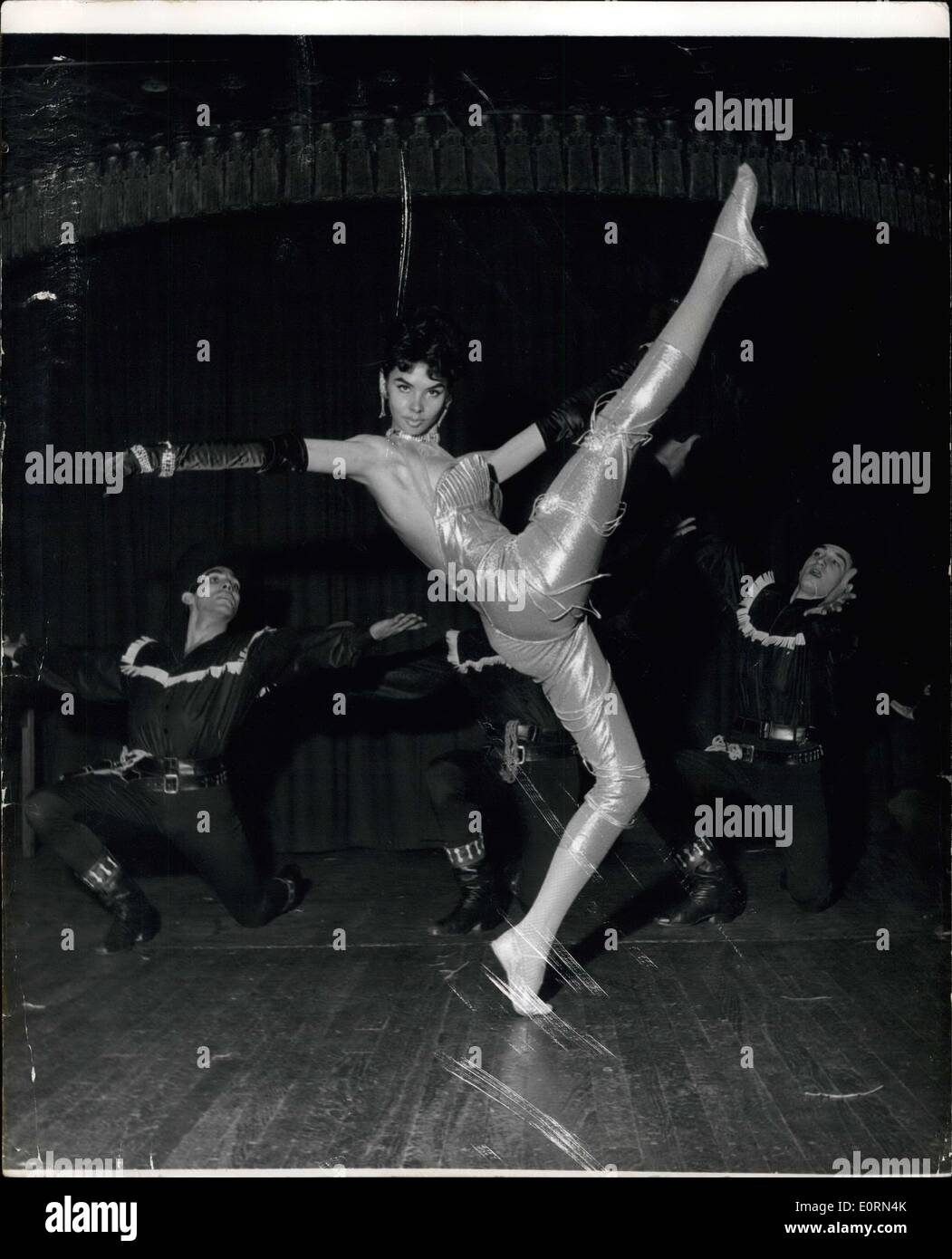 2. Januar 1960 - probt 01.02.60 neunzehn Jahre alte Sterne. Gloria von Ilford. Schöne Gloria Paul wird gesehen, wie sie für ihre Rolle als führende Tänzerin im Alfredo Aleria Ballett im Pigalle Restaurant in London probt. Gloria das Mädchen mit den langen Beinen ist neunzehn Jahre alt und kommt von Ilford, Essex. Stockfoto