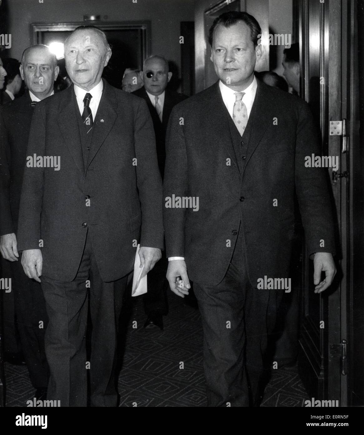 Konrad Adenauer und Willy Brandt im Landtag Stockfoto