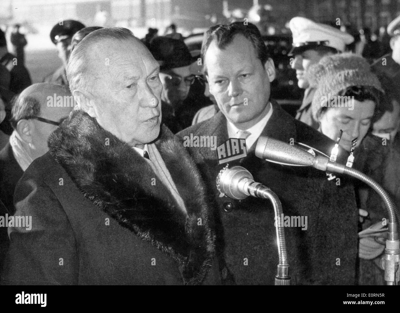 Bürgermeister Willy Brandt erhält Konrad Adenauer am Flughafen Stockfoto