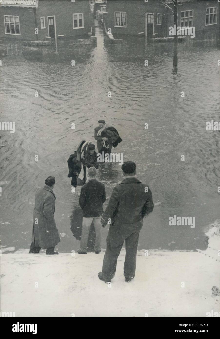 15. Januar 1960 - ein Broken Deich In Holland: 15.000 Obdachlose letzte Nacht, ein beißender Nord-Ost-Wind war einst die Häuser von 15.000 Personen / nur Boote und Vögel bewegen Sie über einem Meer sei erst heute Morgen Straßen, Felder und Häuser. Das war vor ein Deich nördlich von Amsterdam. Aber Holland angesichts die gigantischen Aufgabe, 15.000 Menschen neues Zuhause bewegen, mit der Ruhe einer Nation, die es alles schon gesehen haben. OPS: - Es ist eine Szene, die Teil von Holland - eine weitere Runde in ihrem endlosen Krieg mit dem Meer. Menschen verlassen ihre Häuser mit warmen Mäntel. Stockfoto