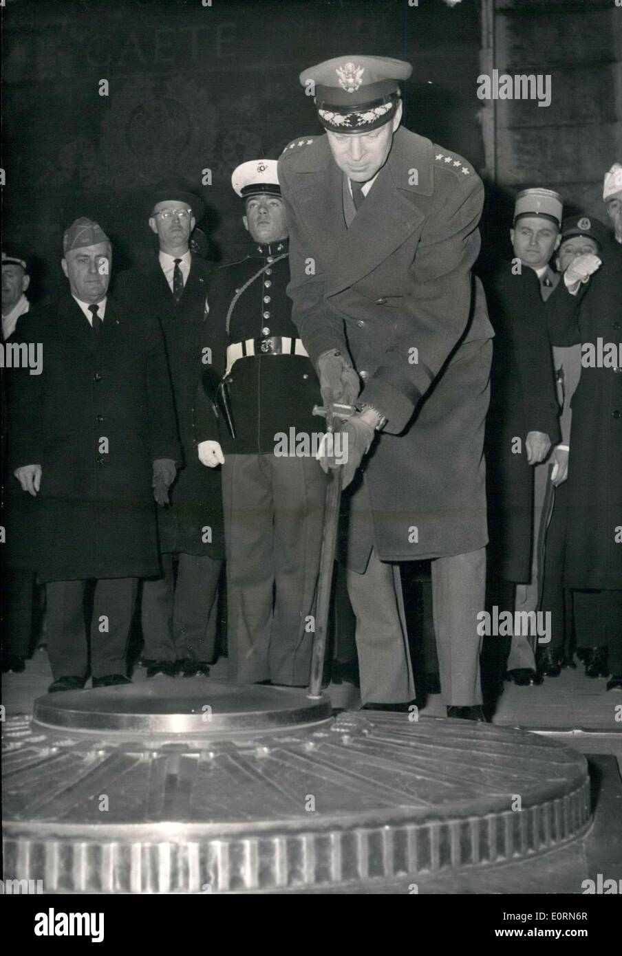 17. Januar 1960 - beleuchtet neu General Lauris Norstad, Oberbefehlshaber der mächtigen Verbündeten in Europa, die Flamme des unbekannten Soldaten heute Nachmittag auf dem Arc de Triomphe in Paris für die Veteranen des amerikanischen Kriege im Ausland. Fünf von General de Gaulle Minister, 120 NATO-Generäle und diplomatischen Einrichtungen der NATO-Staaten nahmen an der Veranstaltung. Stockfoto