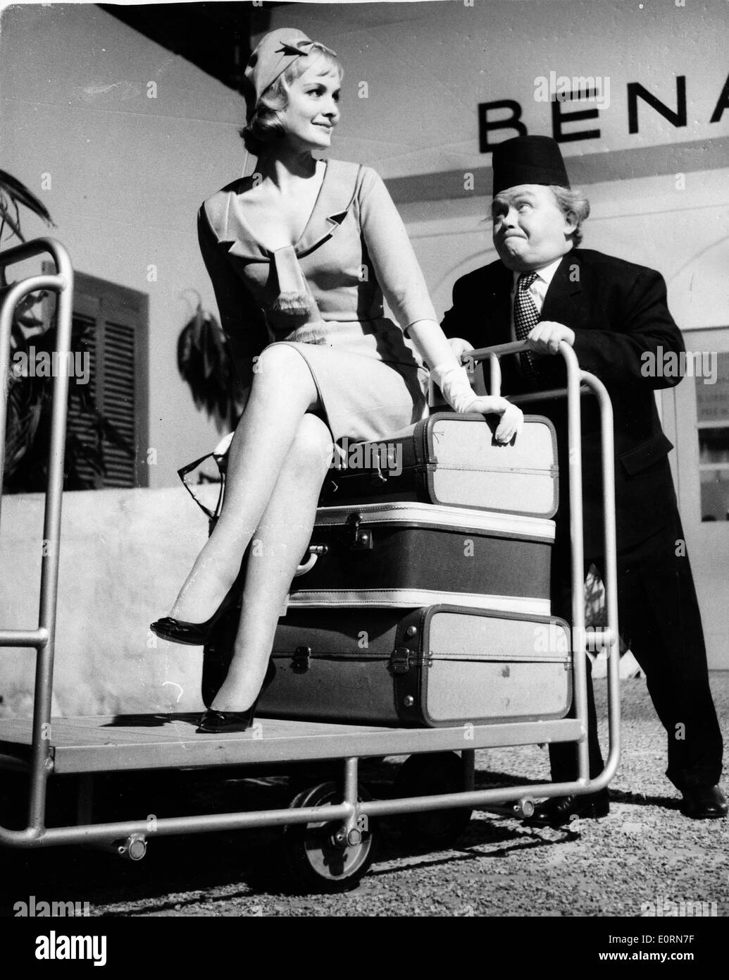 Komiker Charlie Drake und Schauspielerin Sarah Branch Dreharbeiten zu einem Film Stockfoto