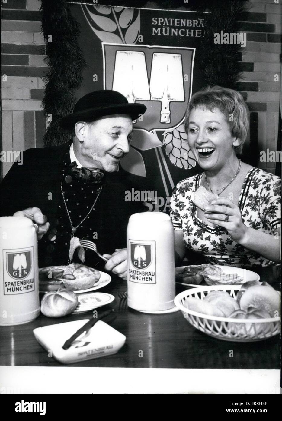 3. März 1960 - lasst uns '' - Starkbier - Time''!: das beste Spring-Heilmittel für ein Bayer ist und bleibt die '' stark-Bier-Time'', jetzt in München an. Zwei bekannte Originale aus der berühmten '' Munchner Platzl'' ('' MUNCHNER PLATZL''), Folk-Schauspielerin Erni Singerl (ERNI SINGERL) und ihr Schauspieler-Freund Karl Bayerl (KARL BAYERL) eröffneten die '' fließend Saison " Stockfoto