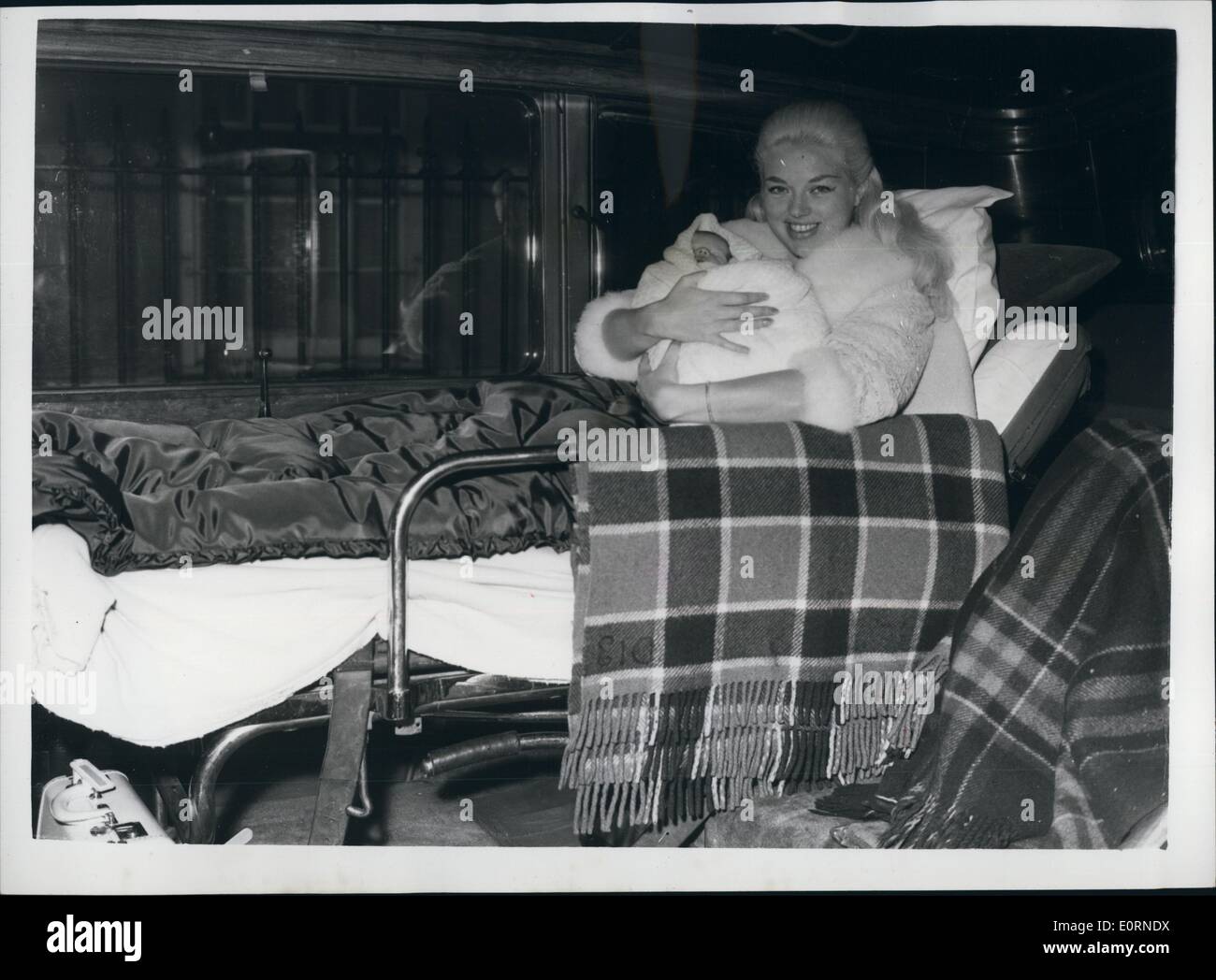 2. Februar 1960 - home Diana Dors und ihr Baby - in der Ambulanz - Auto - wenn sie die Londoner Klinik für Links heute Morgen. Stockfoto