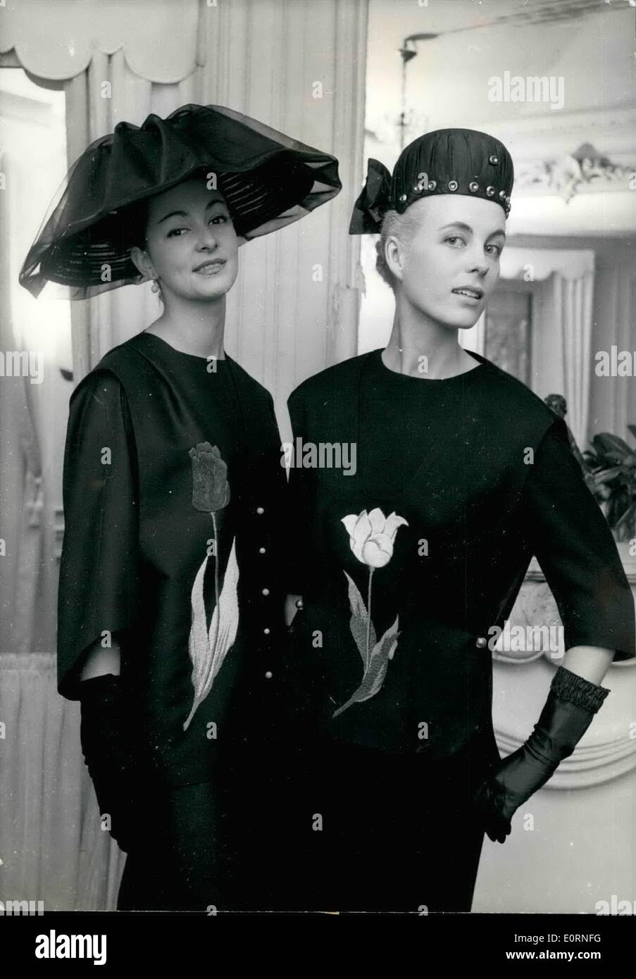 2. Februar 1960 - Frühling und Sommer Mode: Links: Schwarze Seide Ensemble für cocktail-Partys mit einer roten bestickten Tulpe. Richting: Stockfoto