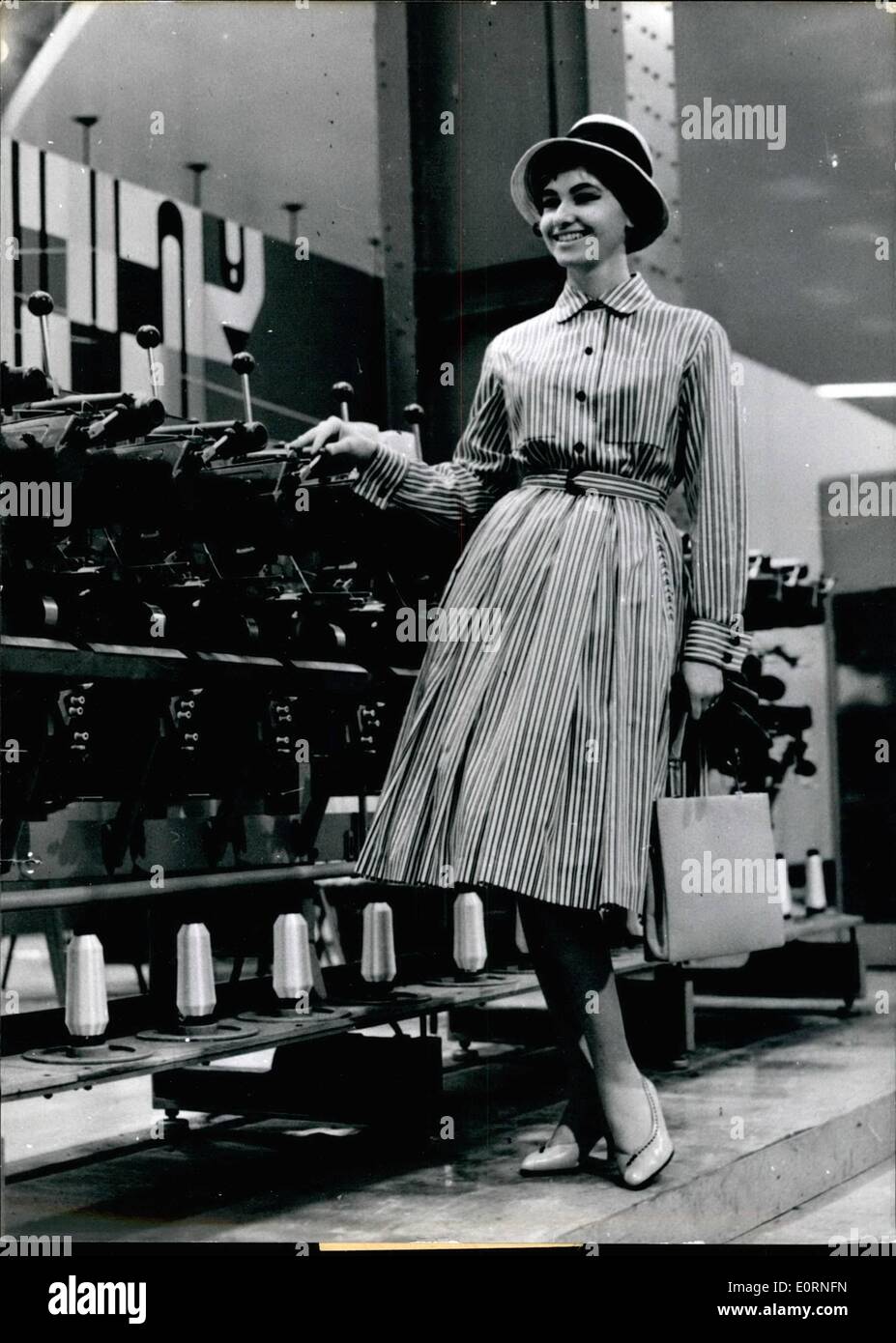 2. Februar 1960 - Leipzig Spring Fair 1960: Ein weißes Kleid mit gelben und schwarzen Streifen aus Baumwolle ist durch die nationalsozialistische feste Centrotex gezeigt. Stockfoto