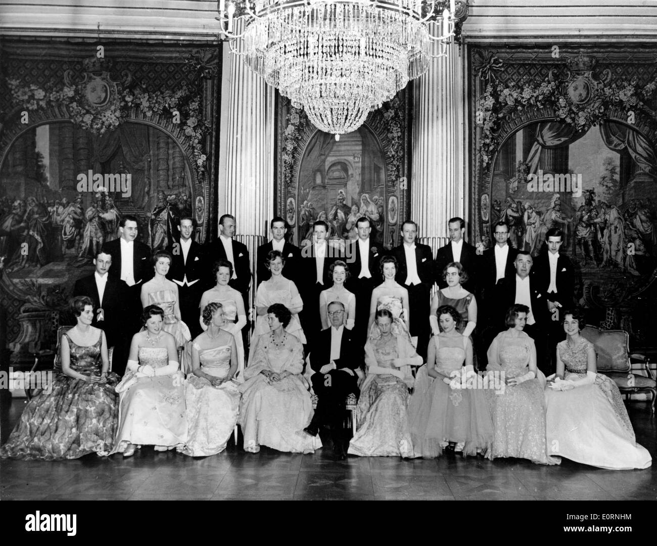 Porträt von der glitzernden Kugel statt im königlichen Palast Stockfoto