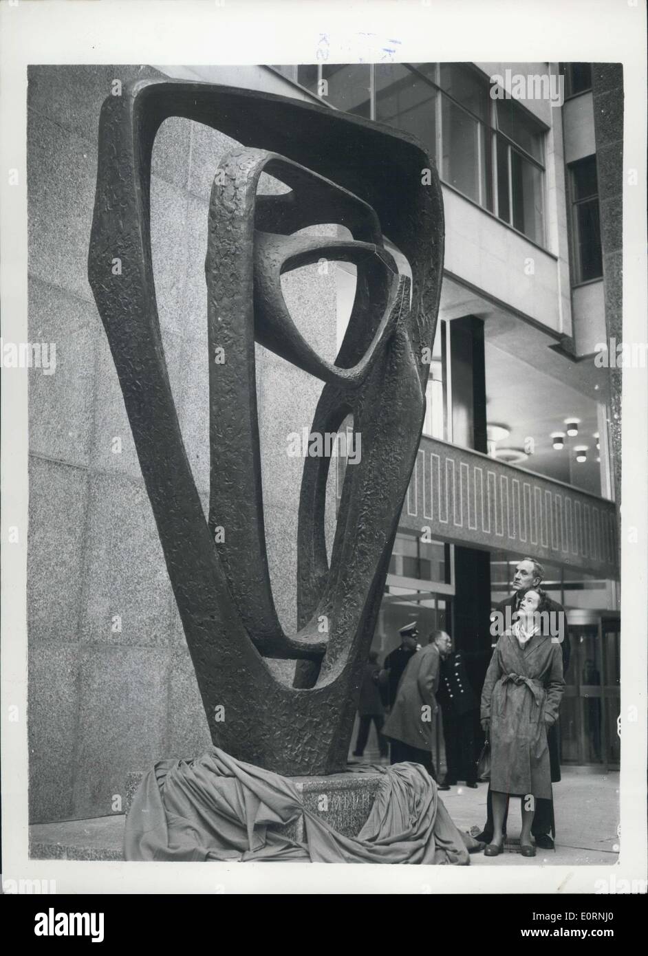 17. März 1960 - wird '' Meridian'' der 15 Fuß hohen Sculptre von Barbara Hepworth im Repräsentantenhaus vorgestellt. Sir Philip Hendy, der Direktor der Nationalgalerie, enthüllt heute '' Meridian'', die größte jemals Skulptur erstellt von Barbara Hepworth, C.B.E. Es steht vor einer der Londoner Hauptsitz Entwicklungen, das 16-geschossige State House in High Holborn, London W.C. Miss Hepworth, der großen Award bei der 1959 Sao Paulo Biennale, arbeitete für vier-und-einhälfte Gipsverband erhielt wog 27 cwt Stockfoto