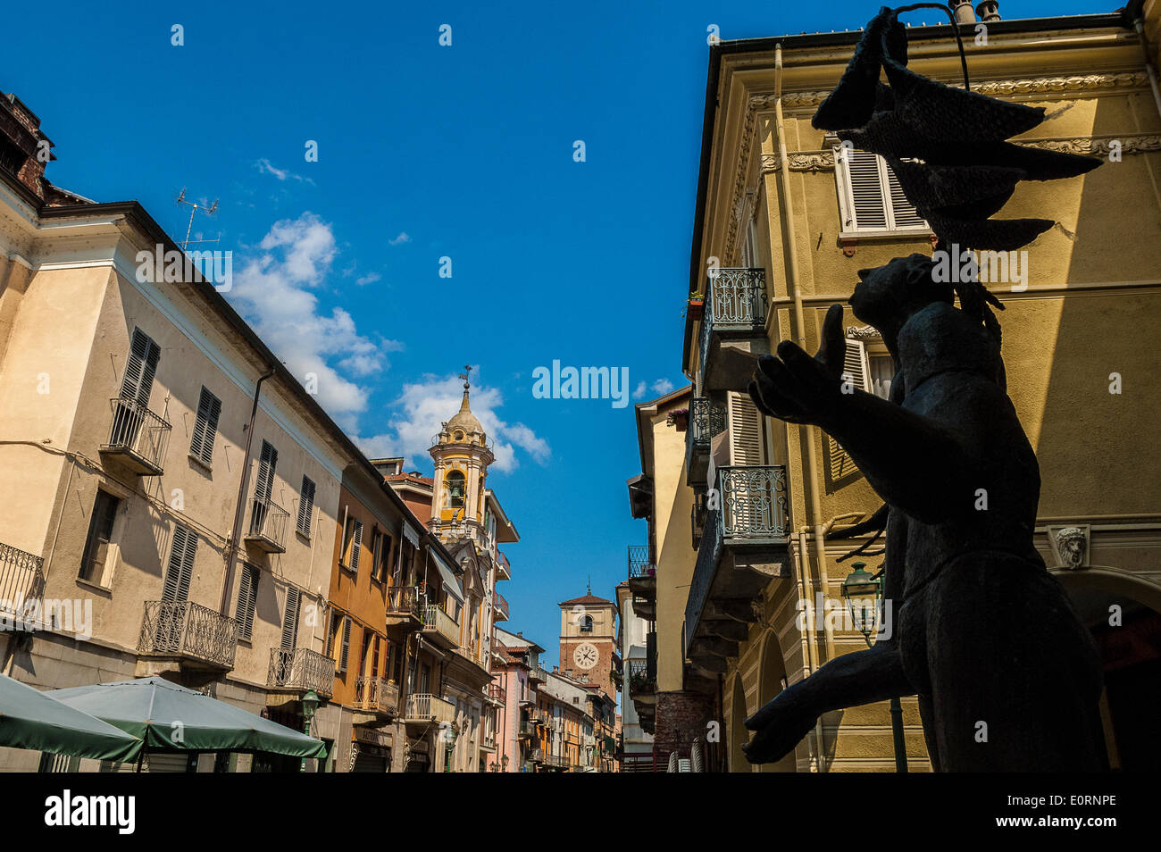 Italien, Piemont Provinz von Turin Chivasso 18. Mai 2014 das historische Zentrum. Via Torino mit dem Kunstwerk "il Dodicesimo Angelo Custode" von Nino Ventura Stockfoto